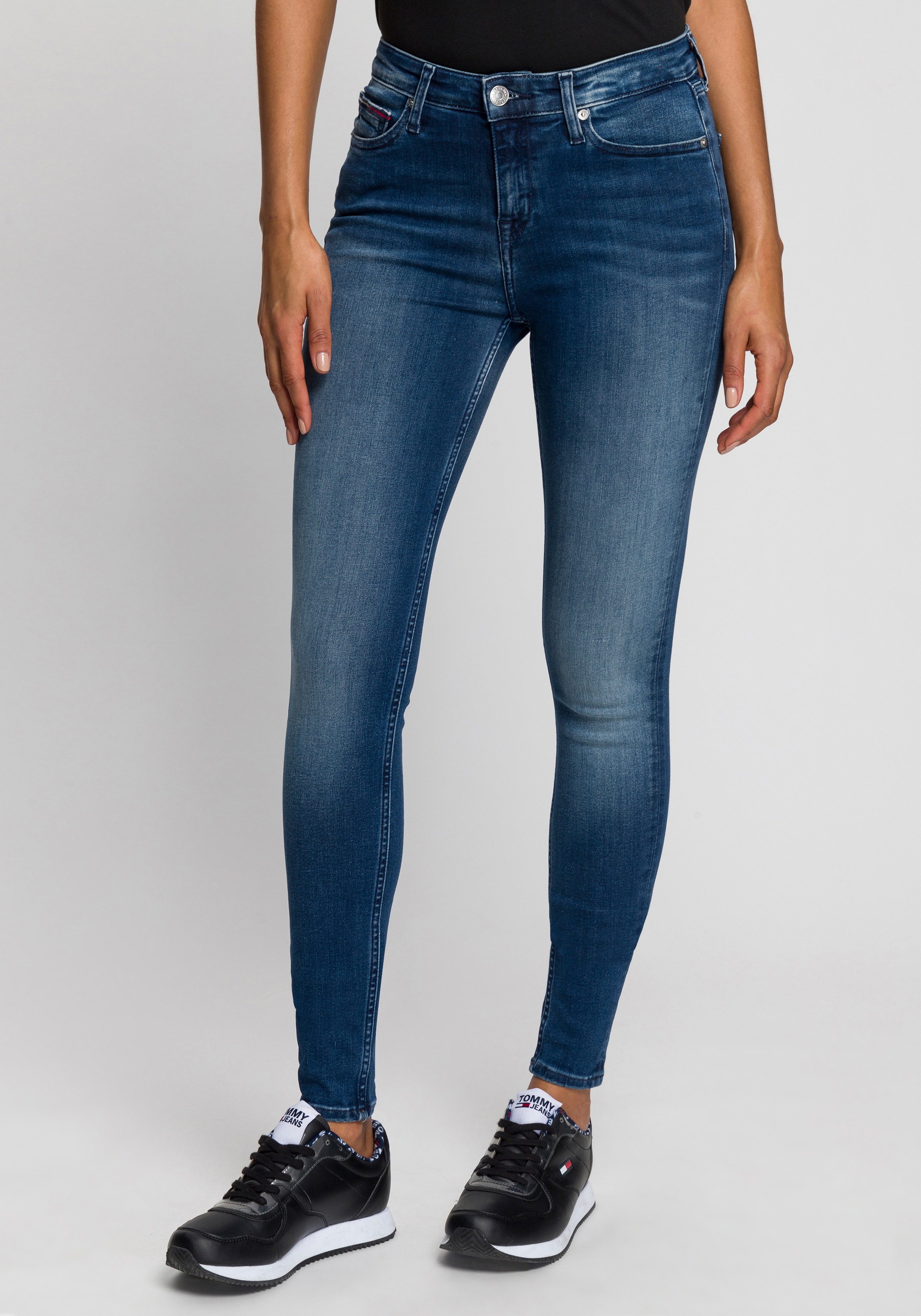 Tommy Jeans Skinny-fit-Jeans »Nora Mid Rise Skinny Fit« mit Tommy Jeans Logo-Badge & Stickereien