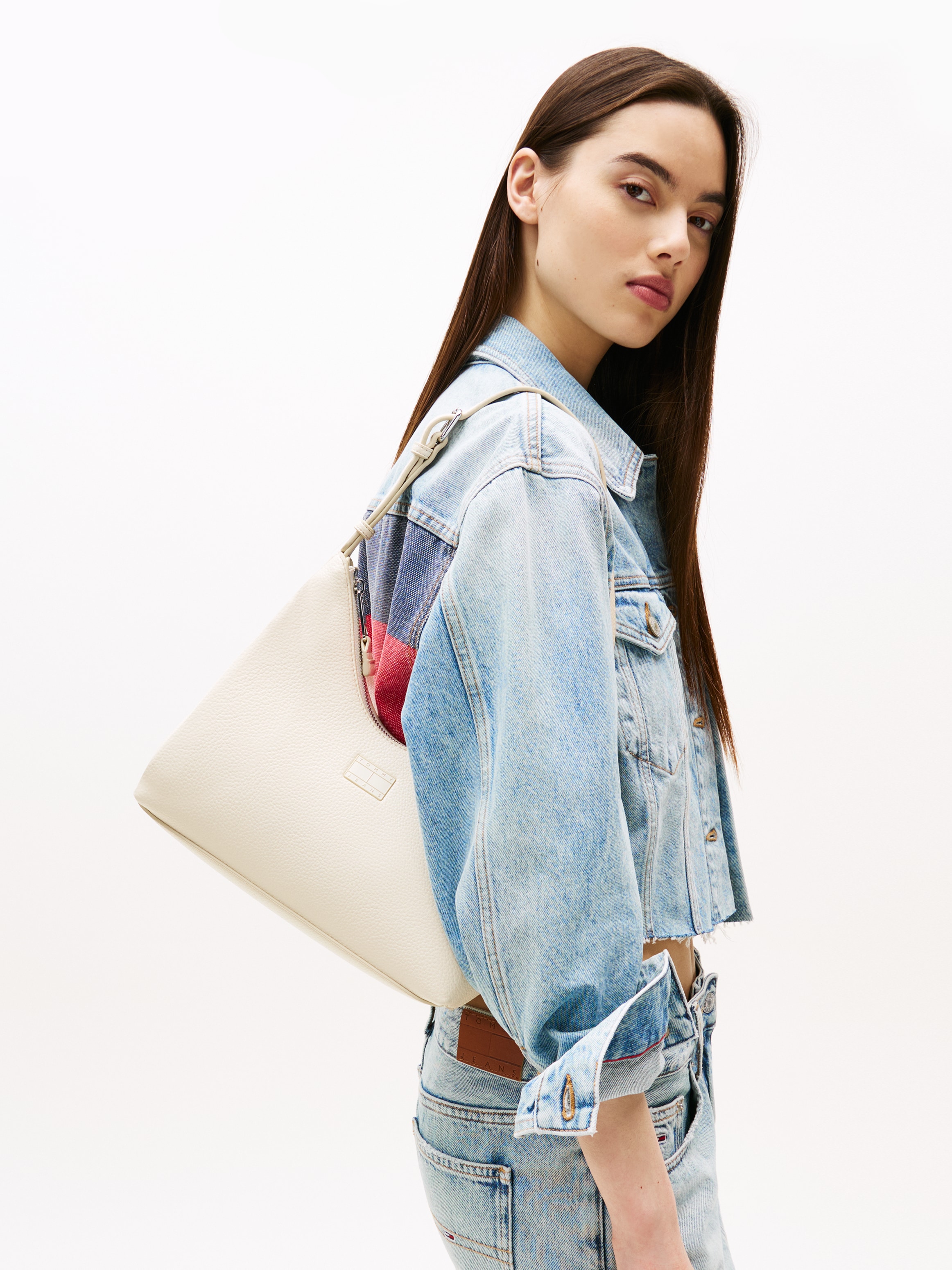 Tommy Jeans Schultertasche »TJW MUST SHOULDER BAG«, Damen Umhängetasche, Abendtasche mit Logo-Schriftzug