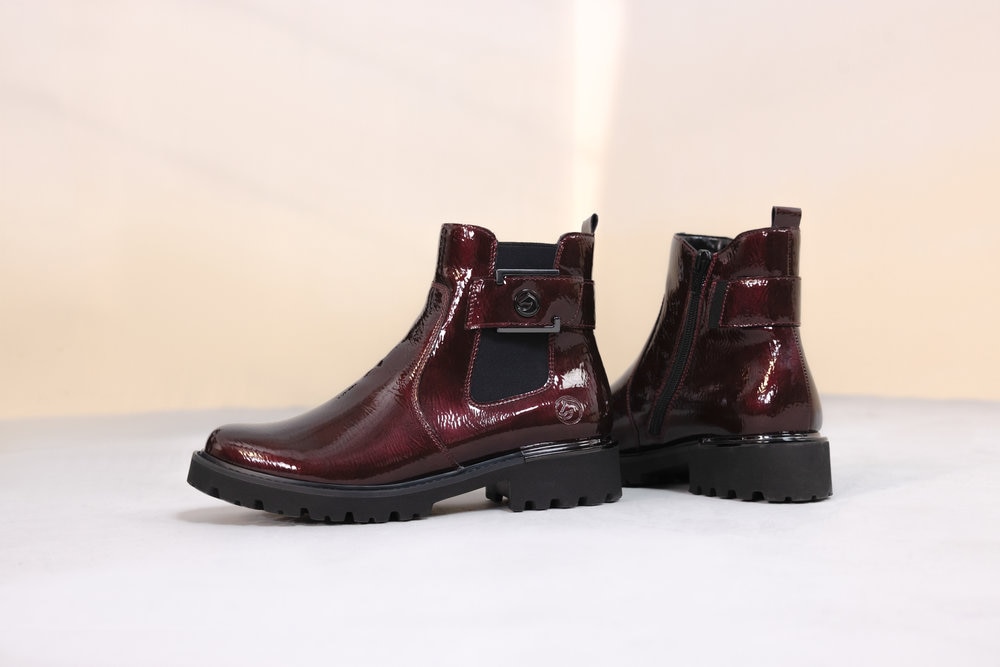 Remonte Chelseaboots  Blockabsatz, Stiefelette, Lackboots mit Metallic-Einsatz am Absatz