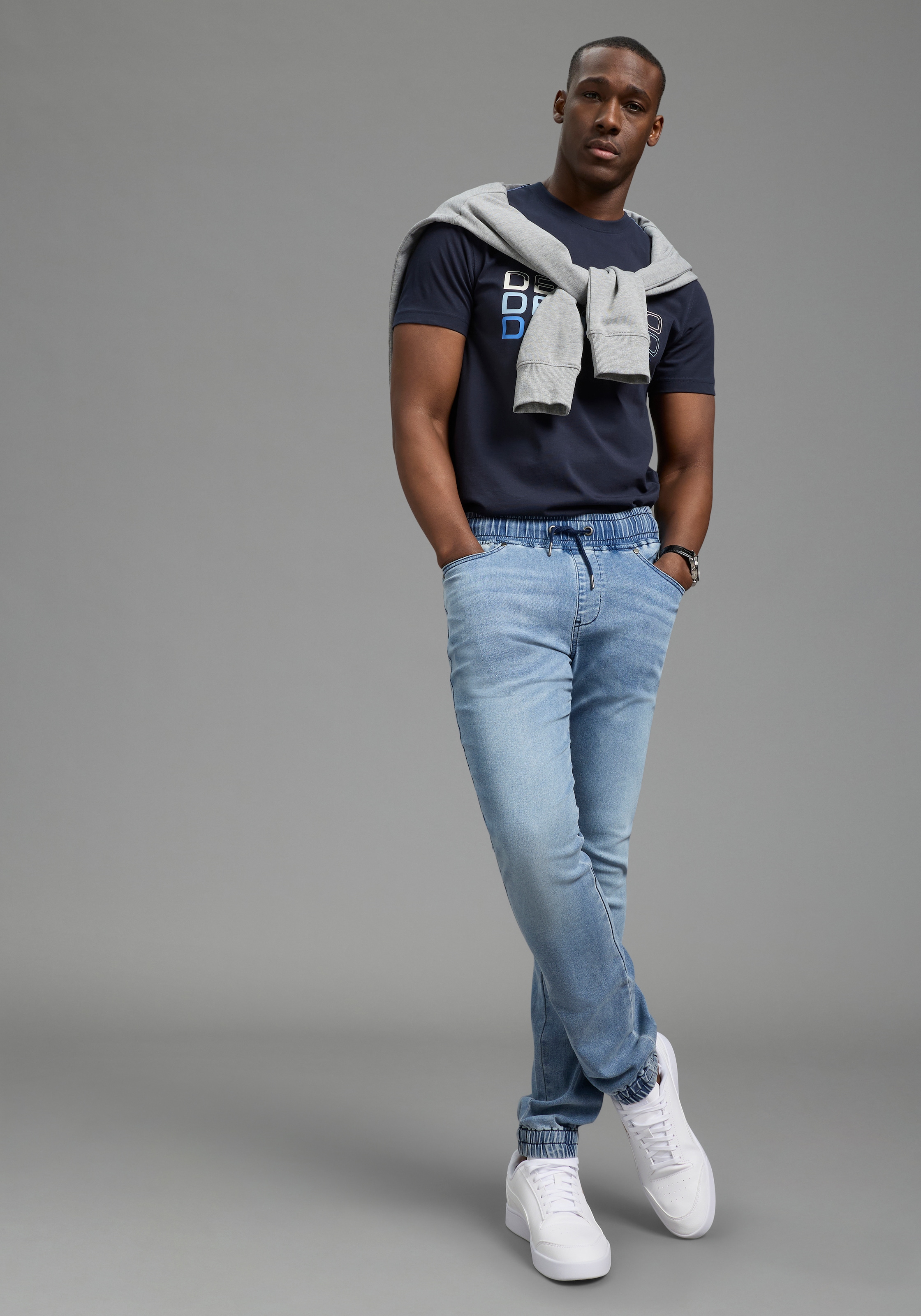 DELMAO Jogg Pants gerade geschnittenes Bein, mit Gummizug am Bund und Beinabschluss