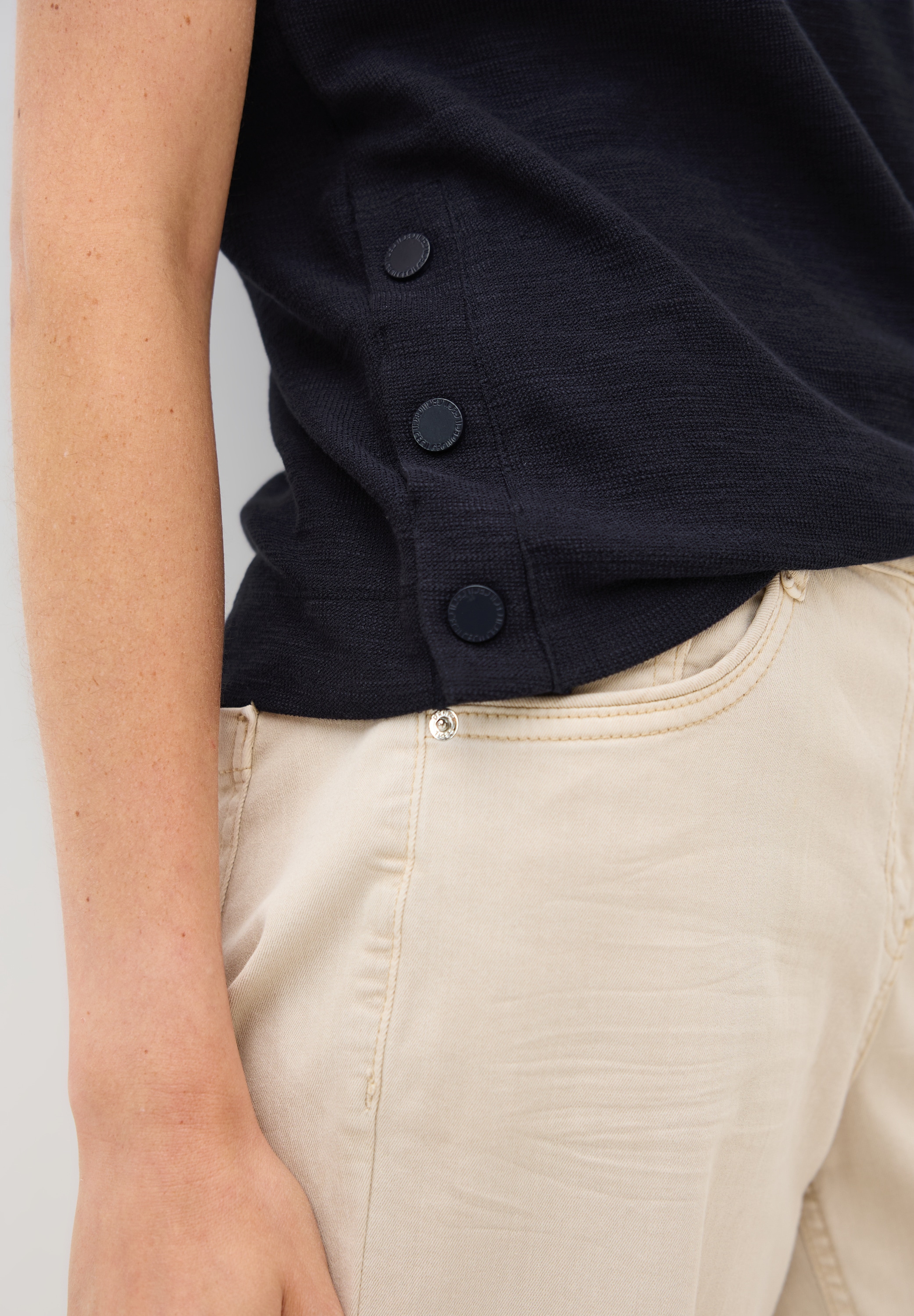 Cecil Rundhalsshirt, mit seitlichen Knopfdetails