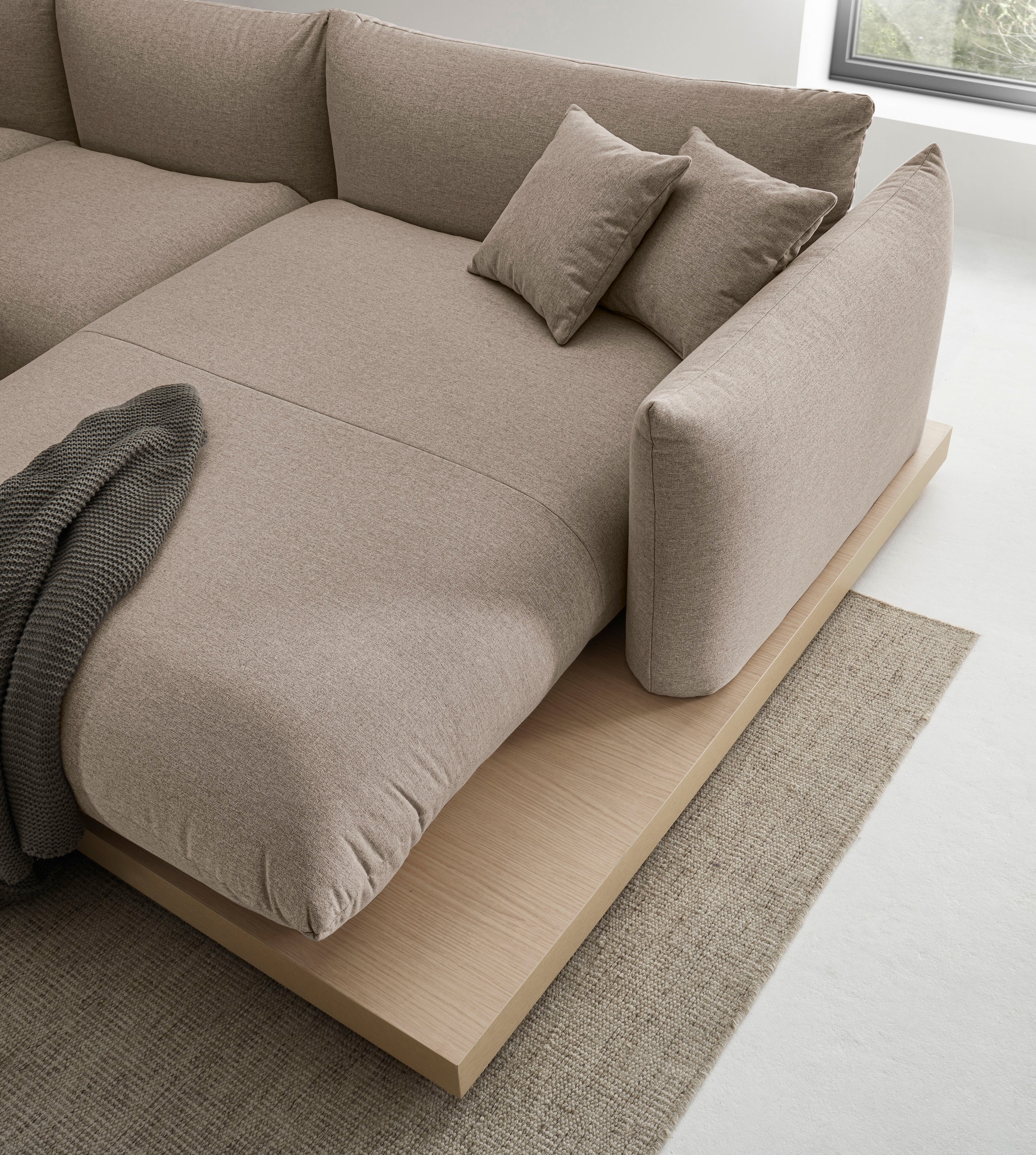OTTO home Ecksofa »Kalix, Polsterecke mit kräftigem Holz-Plateau, moderne Couch in L-Form«, wahlweise Recamiere links o. rechts, Strukturstoff, hoher Sitzkomfort