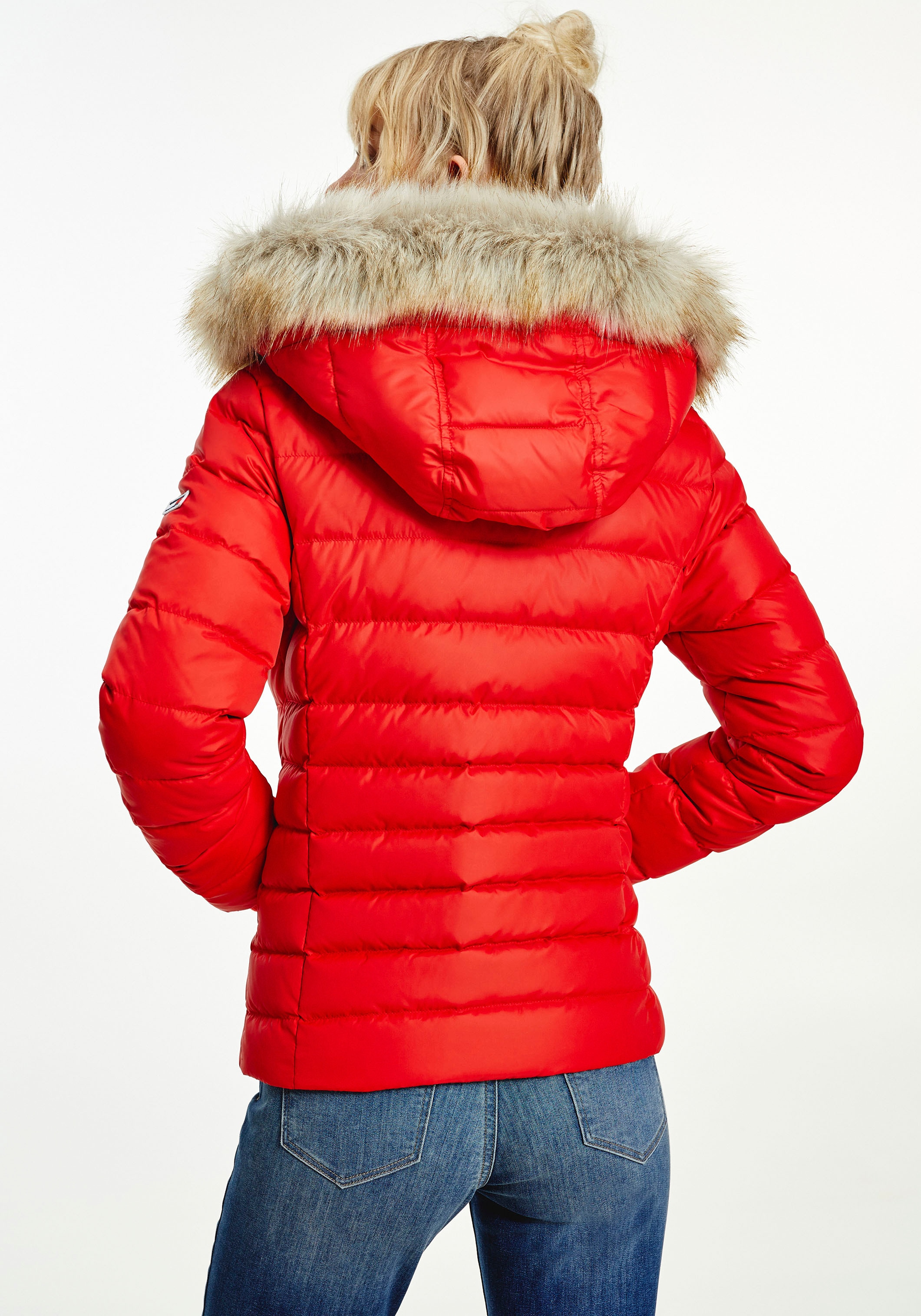 Tommy Jeans Daunenjacke »BASIC HOODED DOWN JACKET«, mit Kapuze, mit Fellimitat an der Kapuze & Tommy Jeans Logo-Flag