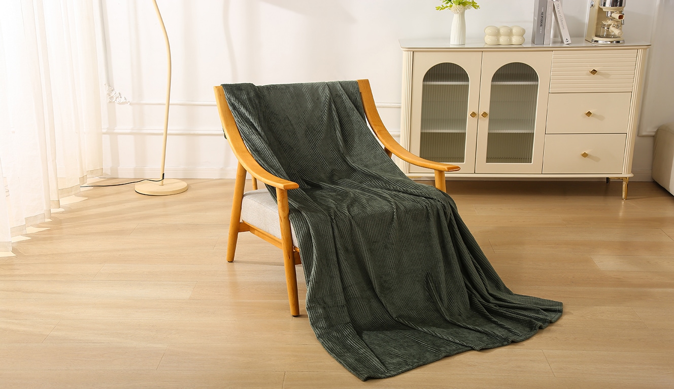 Bruno Banani Wohndecke »Shakira«, Kuscheldecke mit Prägedruck, 150x200 cm