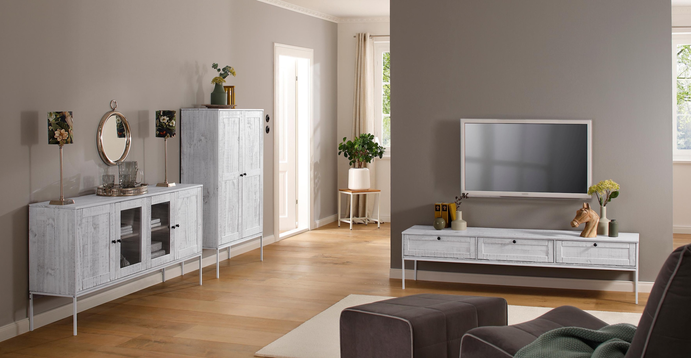 Home affaire Lowboard »Freya«, Kommode mit 3 Klappen, Metallgriffen, aus Massivholz, Breite 175 cm