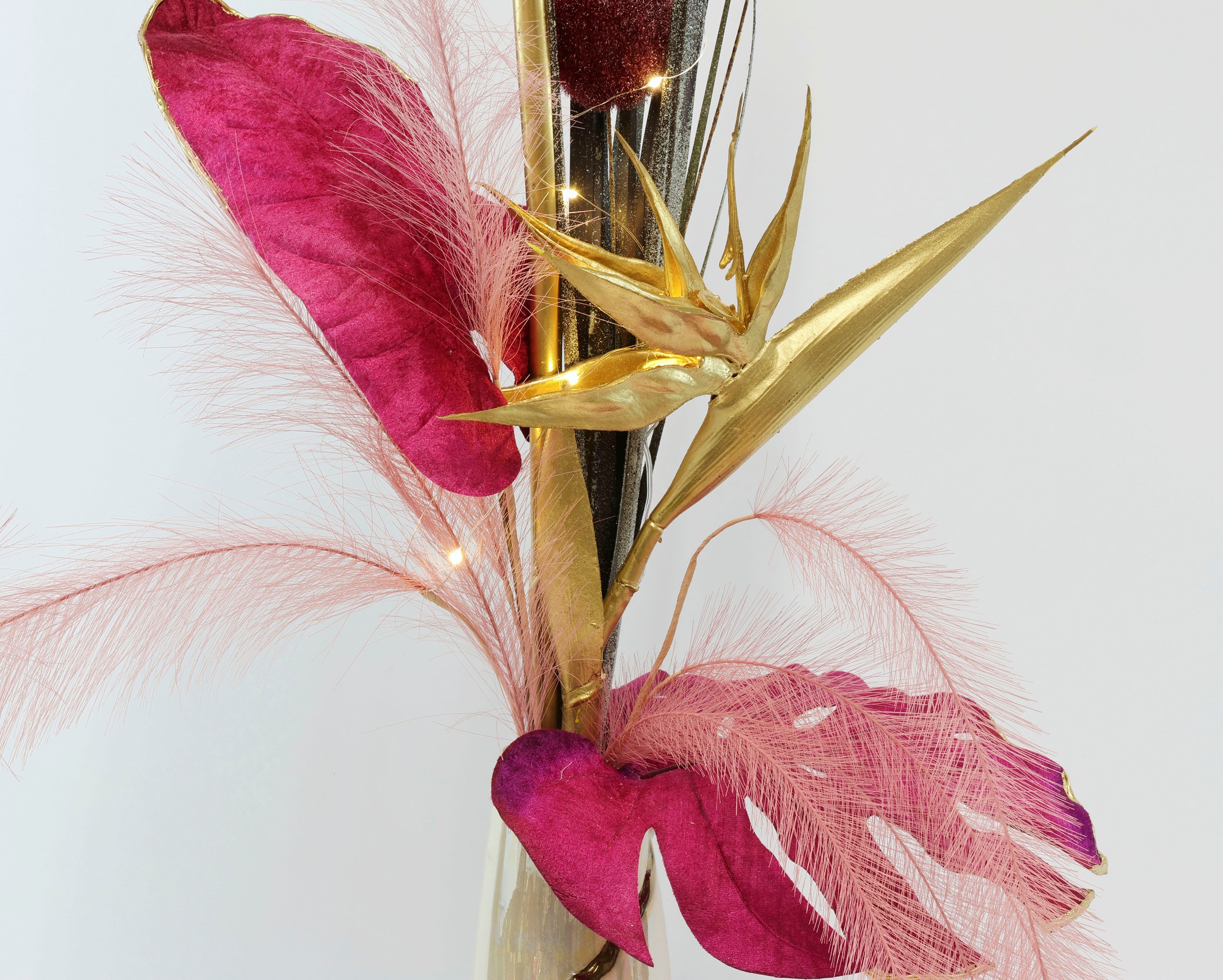I.GE.A. Winterliche Kunstpflanze »Gesteck, Strelitzie mit LED Beleuchtung, Weihnachtsdeko,«, Kunstblumen-Arrangement in Keramikvase, festliches Blumenensemble