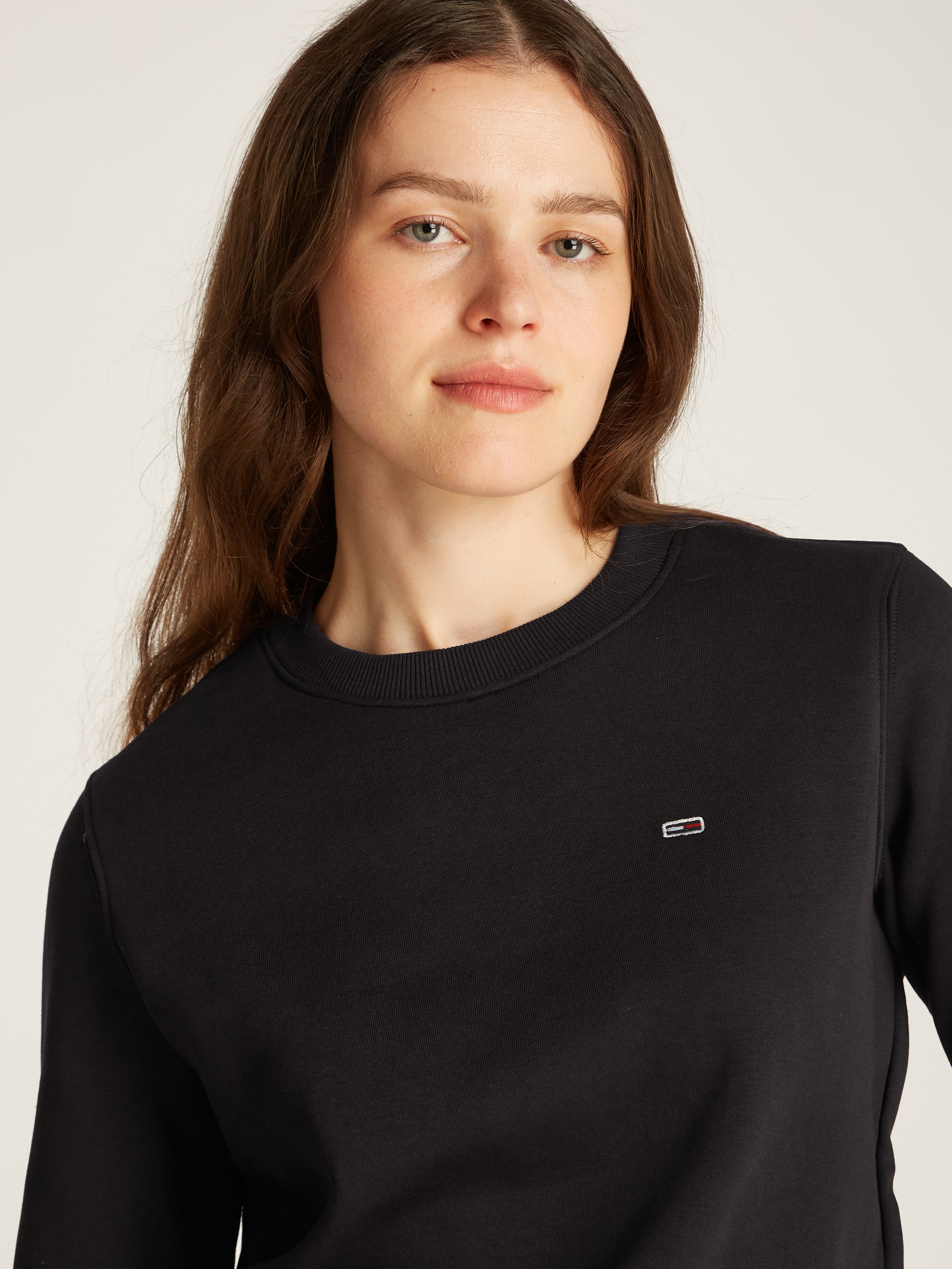 Tommy Jeans Sweatshirt »TJW REG S FLAG CREW«, mit Tommy Jeans Logo-Flag auf der Brust