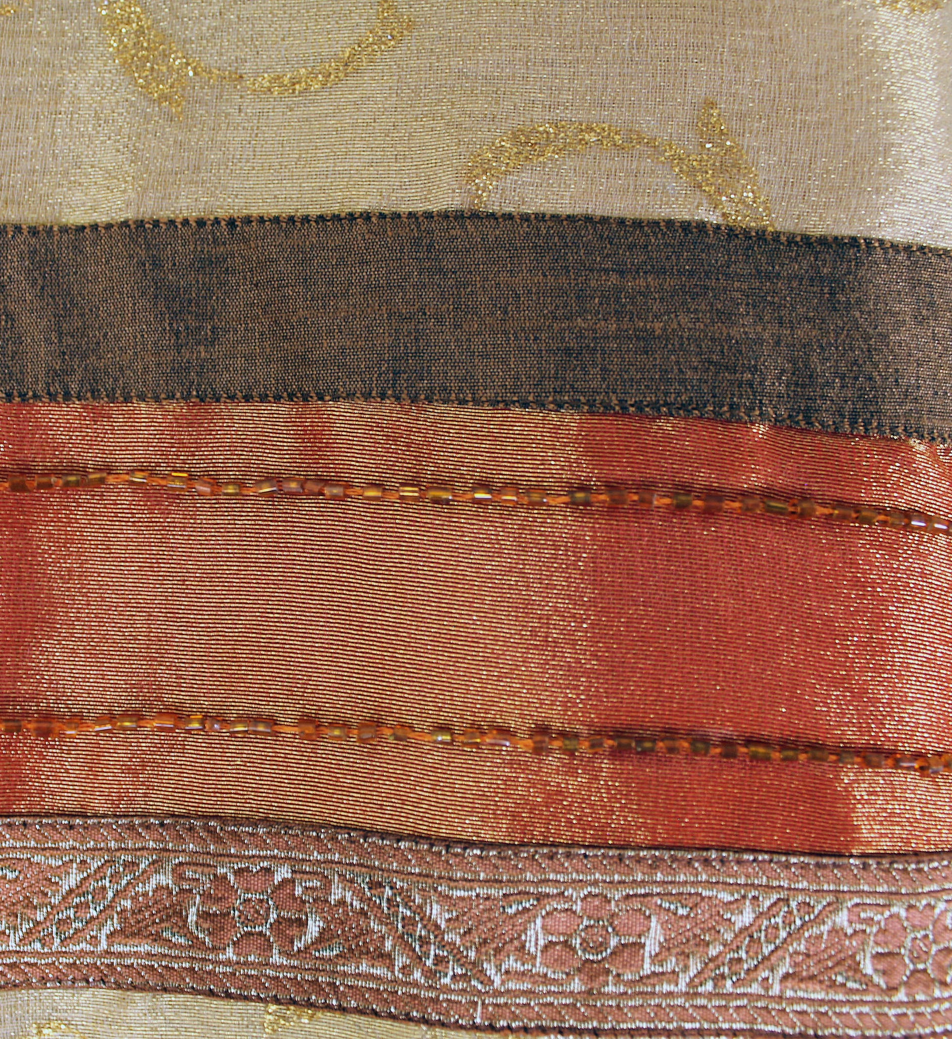 HOSSNER - ART OF HOME DECO Gardine »Lungernsee«, (1 St.), Schlaufenschal mit Brokat-Bordüre