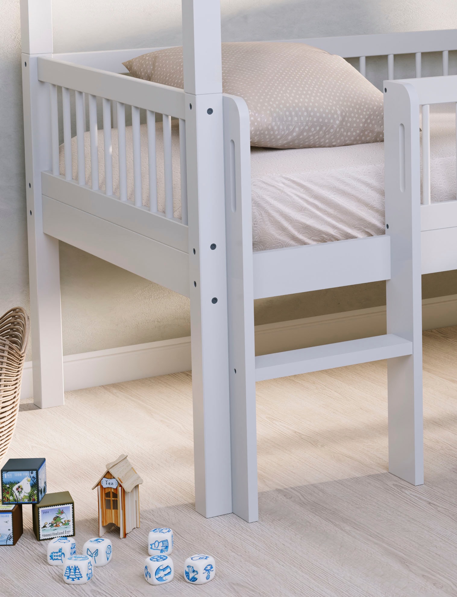 Vipack Hausbett »Forrest ist ein hochwertiges Massivholz Haus Bett "Made in Europe"« inkl. Rolllattenrost, Dachaufbau, Absturzschutz, Leiter und Rutsche,  wahlweise aus massiver Eiche geölt oder Buche massiv weiß lackiert