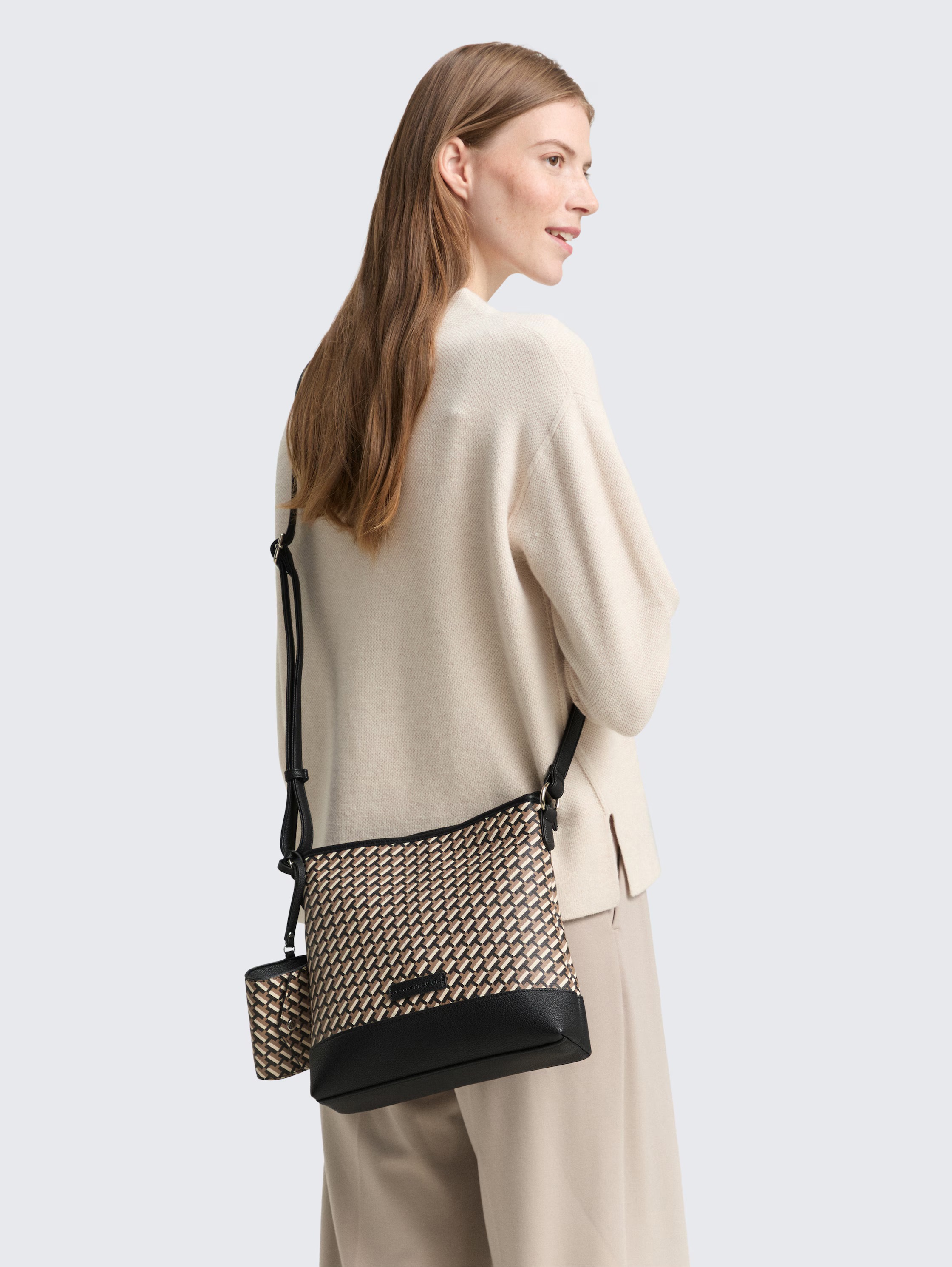 TOM TAILOR Umhängetasche »Xenia«, mit raffiniert geometrischen "T" Print des Logos auf dem Taschenkörper