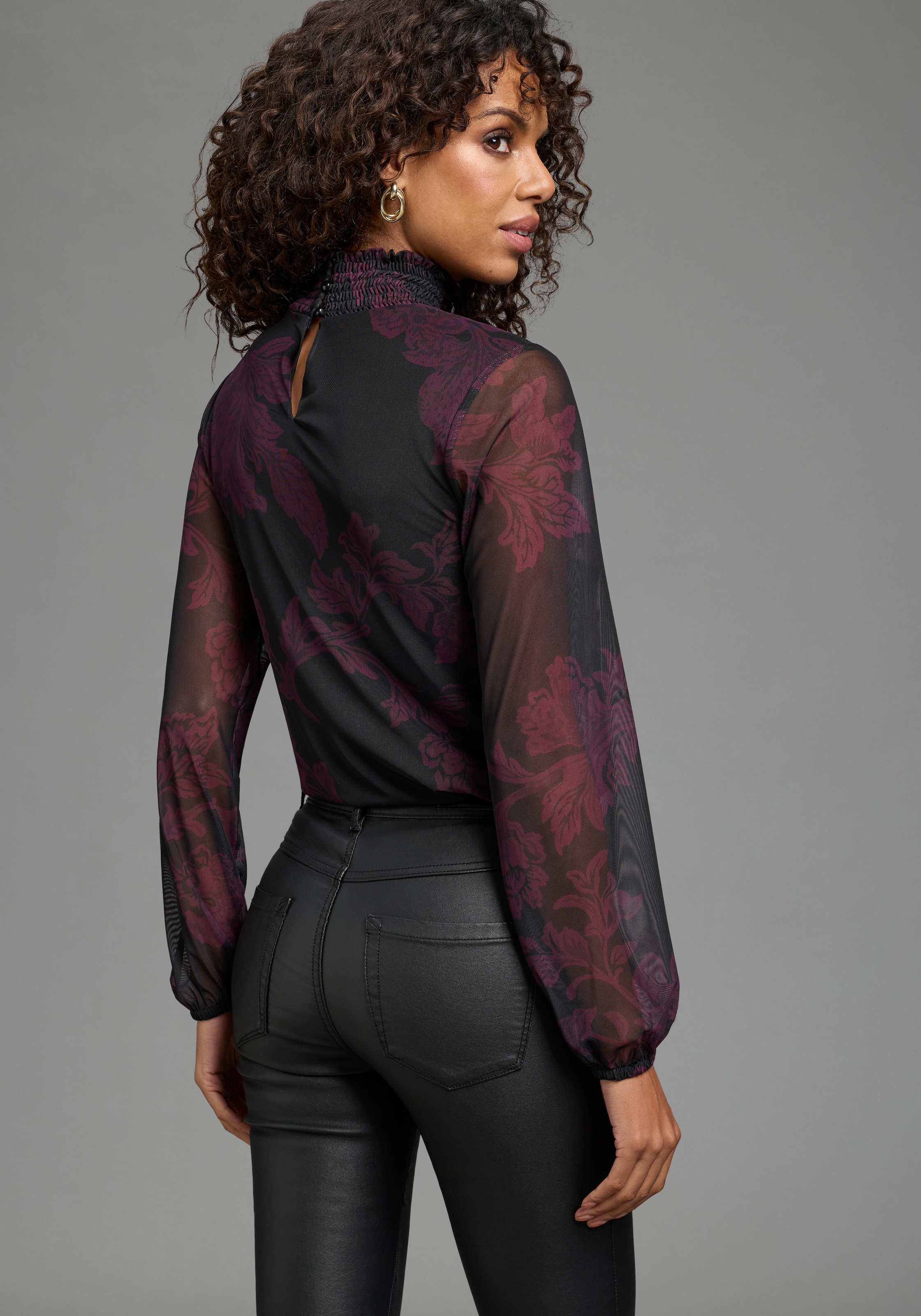 Bruno Banani Blusenshirt »aus weicher Mesh-Qualität mit Smok-Detail« und Stehkragen, hüftlange Form, figurbetonte Passform