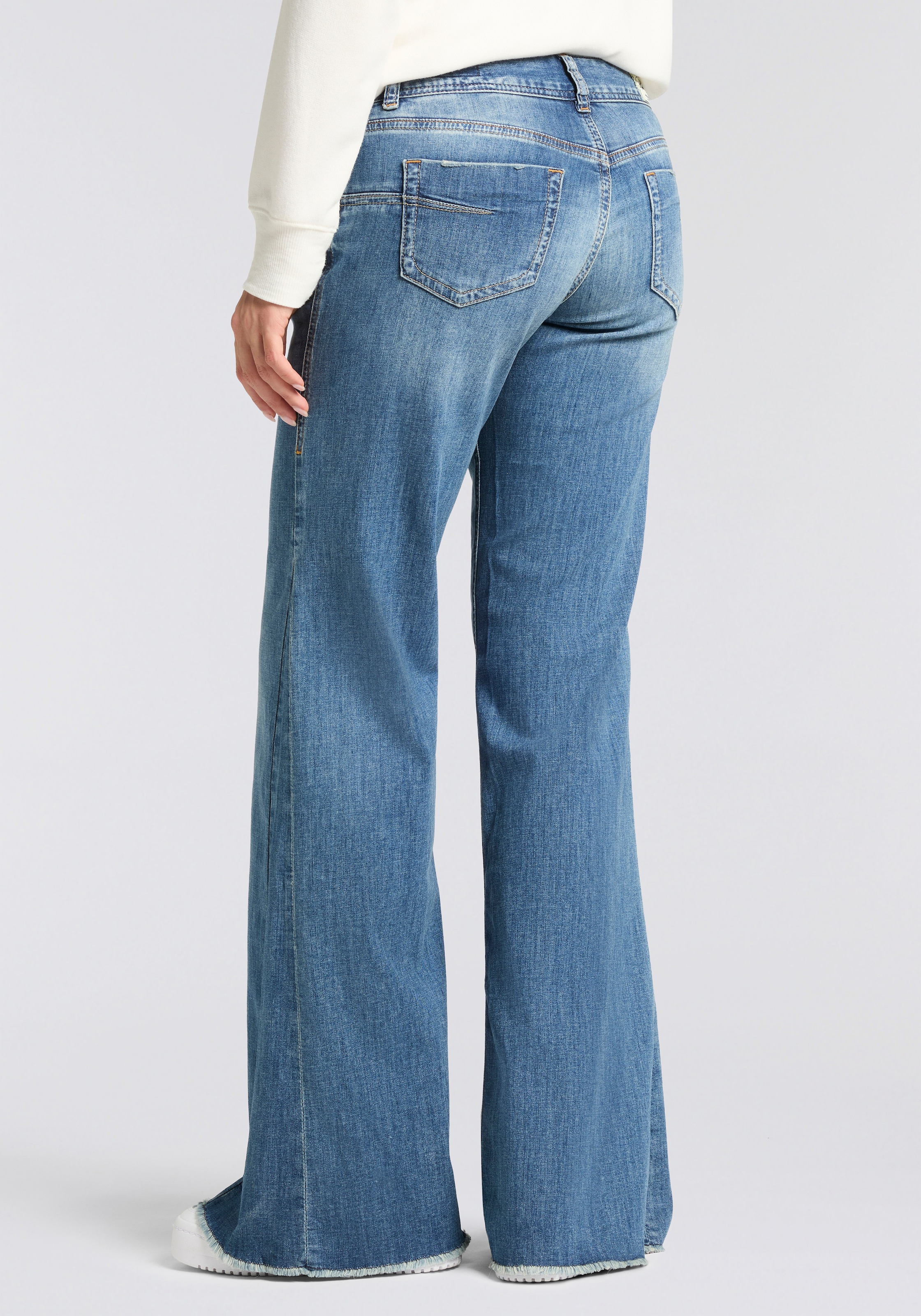 Herrlicher 5-Pocket-Jeans »Edna Kama Denim Light« Flared Fit, extra Weite