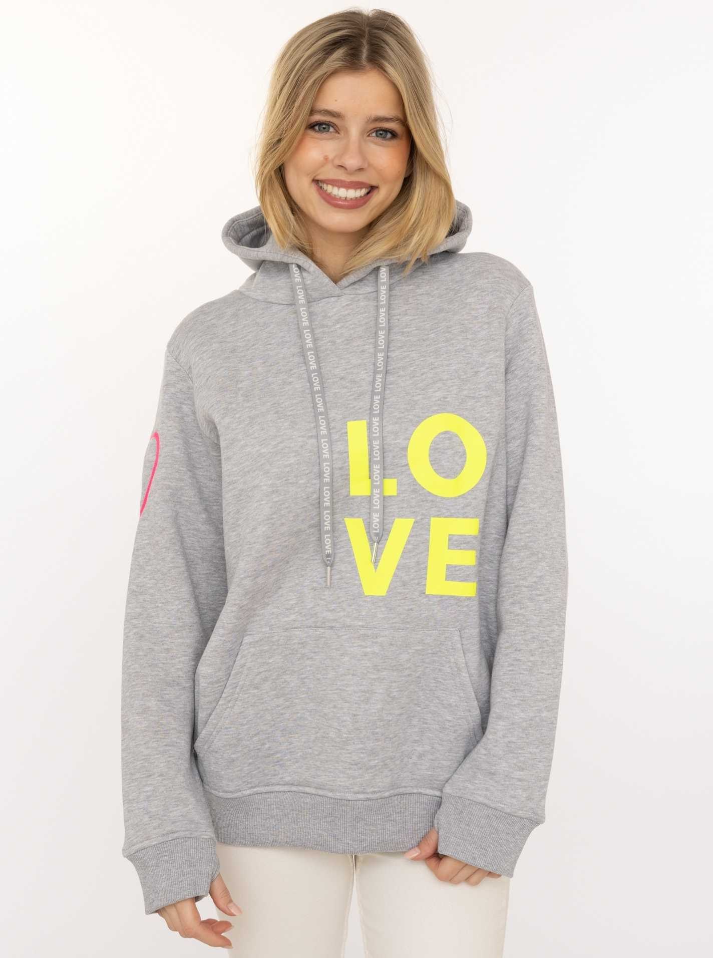 Zwillingsherz Kapuzensweatshirt , mit gesticktem Neon Herz am Ärmel und "Love" Schriftzug auf Kordel

