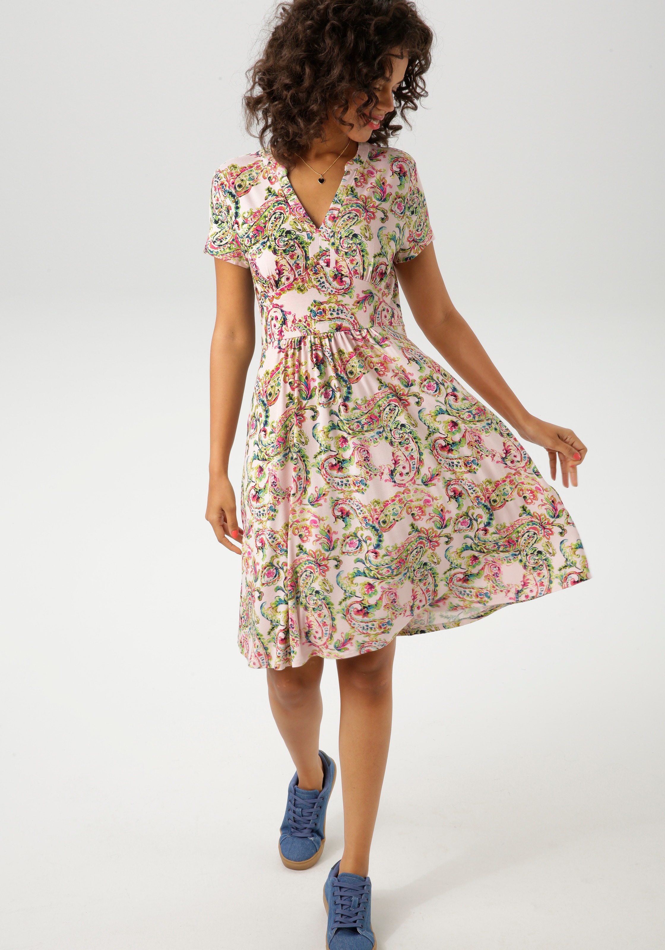 Aniston CASUAL Sommerkleid, mit fantasievollem farbharmonischen Paisley-Druck