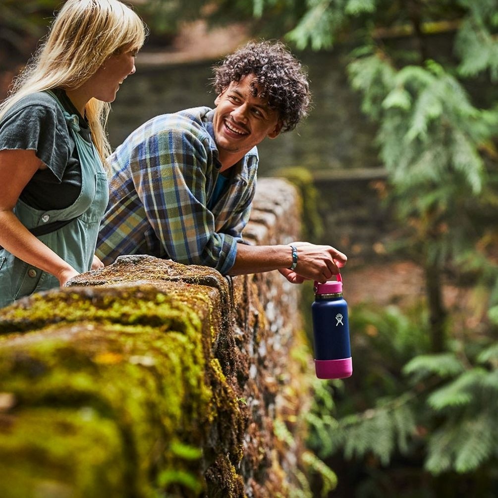 Hydro Flask Flaschenuntersetzer »Small Bottle Boot, abnehmbarer Flachenschutz, Hülle aus Silikon« passend für Wide und Standard Mouth Flaschen 12-24 oz (355-710 ml)