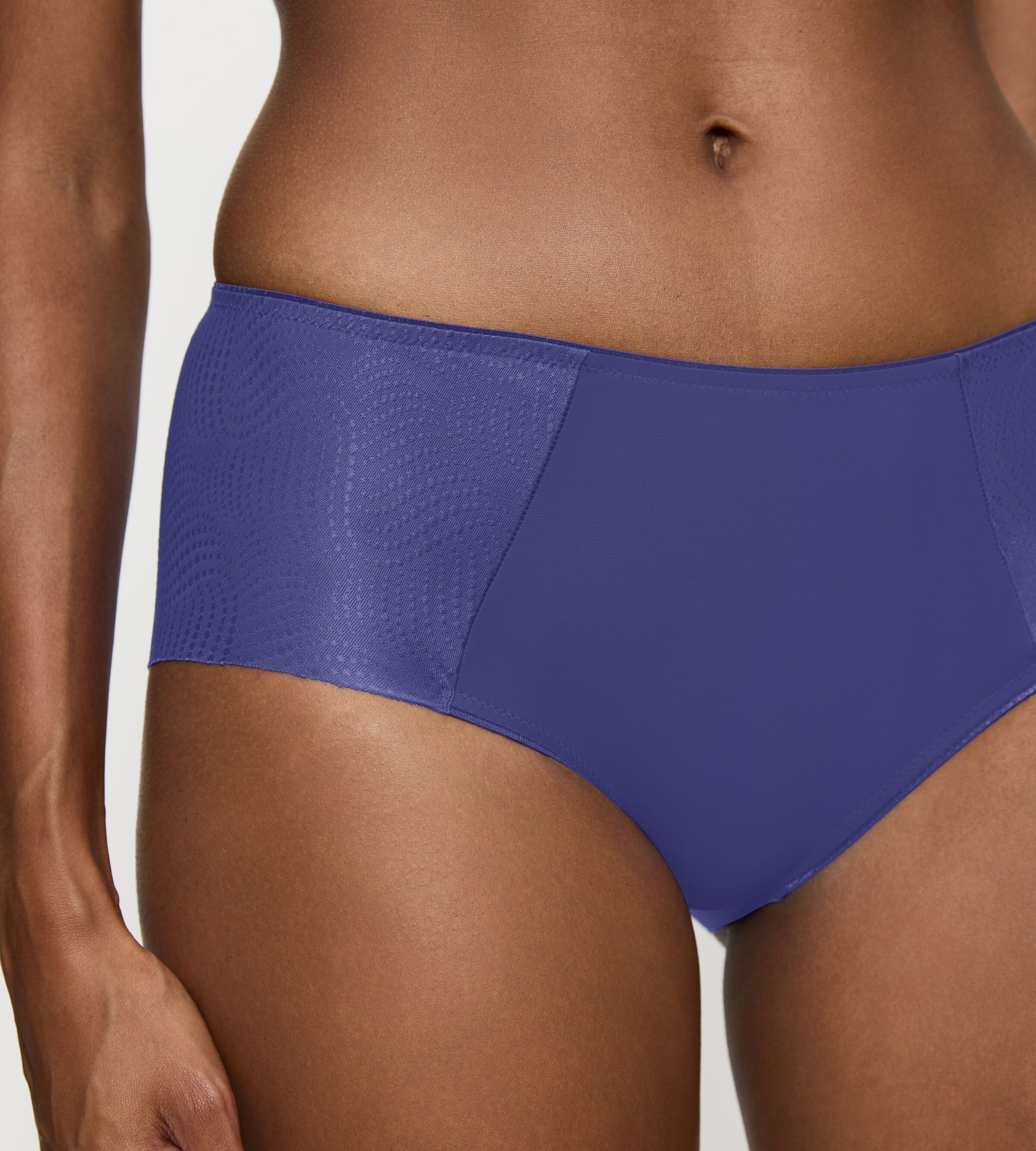 Triumph Hipster »Essential Minimizer T«, (1hochwertigem Steh), schimmerndes Jacquardmuster, elastisch, weich, blickdicht