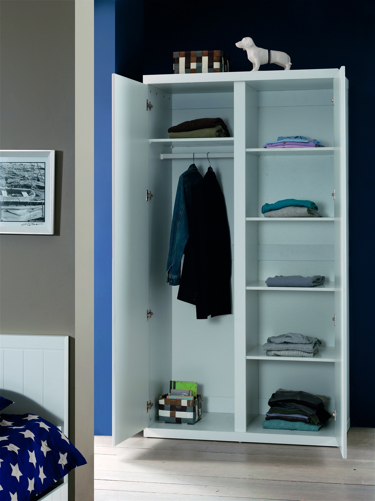 Vipack Kleiderschrank, (Made in Europe), Geräumiger 2-trg. Kleiderschrank in gradlinigem Design, Ausf. Weiß