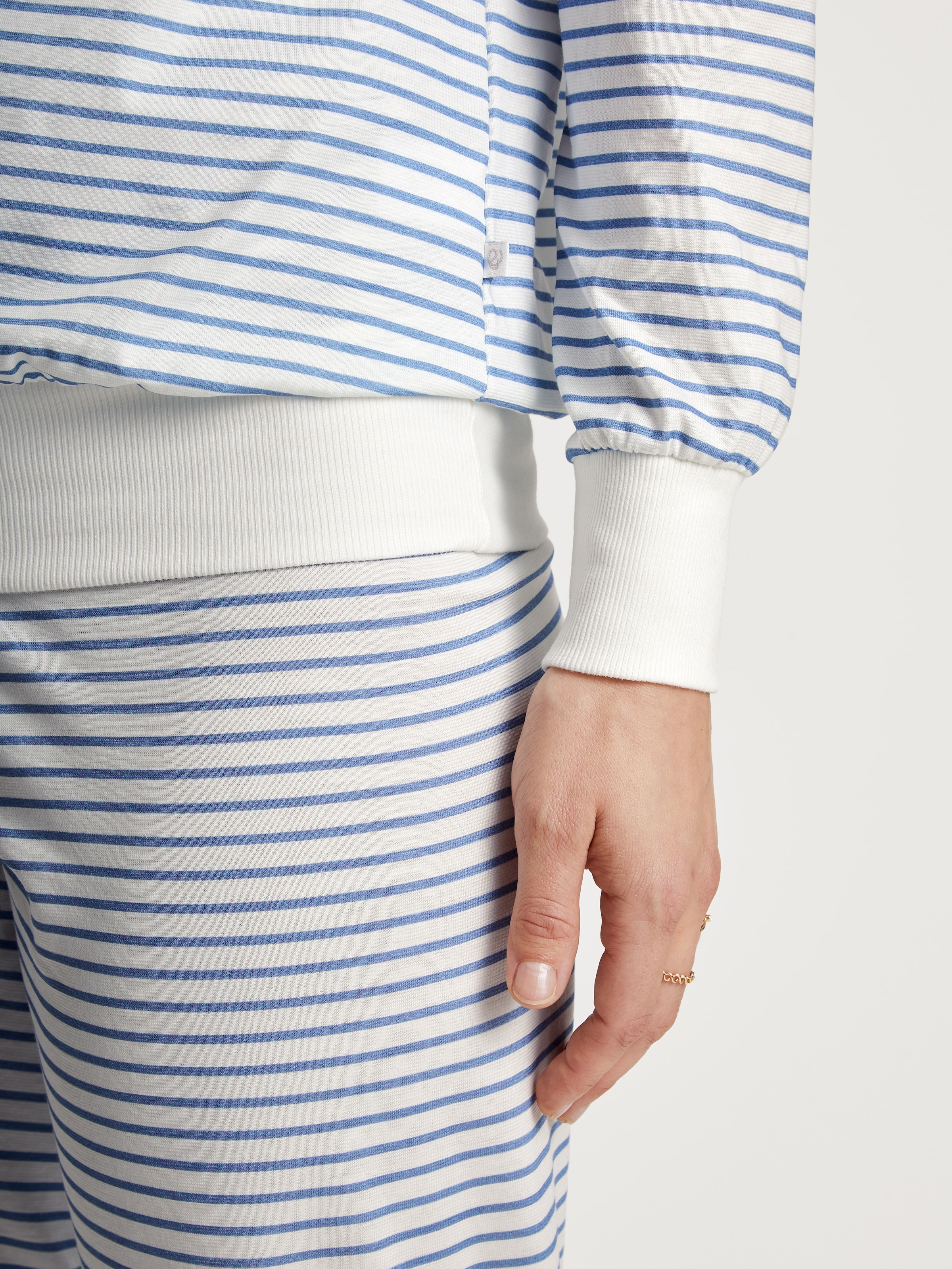 CALIDA Schlafanzug »Cotton Stripes«, (2 tlg.), Langarm, Rundhals-Ausschnitt, lockere Passform, Baumwolle