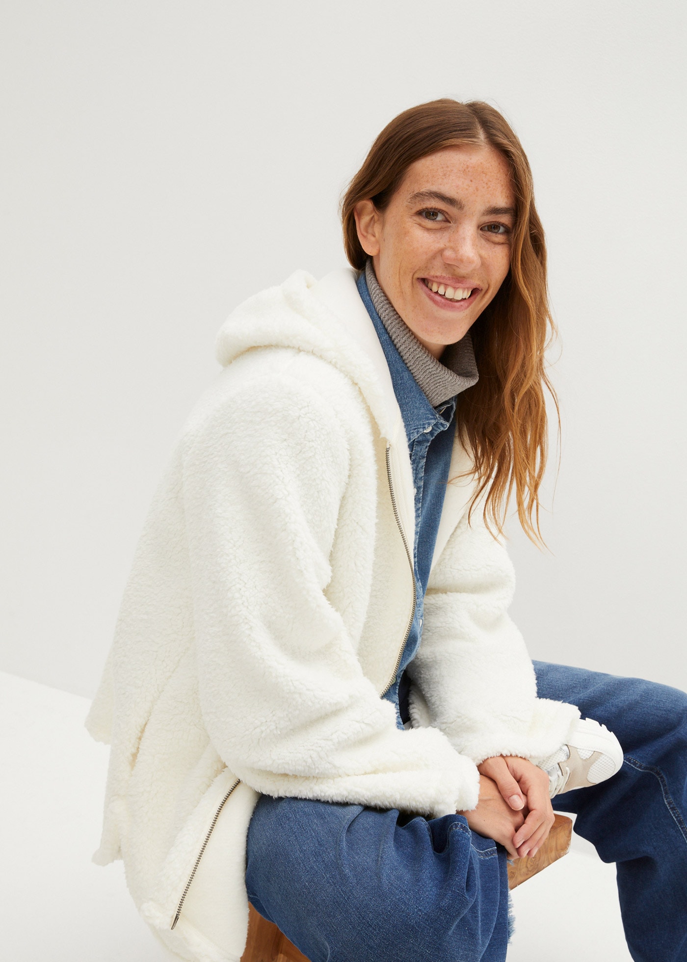 bonprix Fleecejacke mit Kapuze Winterjacke mit Kapuze aus Teddy-Fleece in A-Linie mit Seitenschlitzen