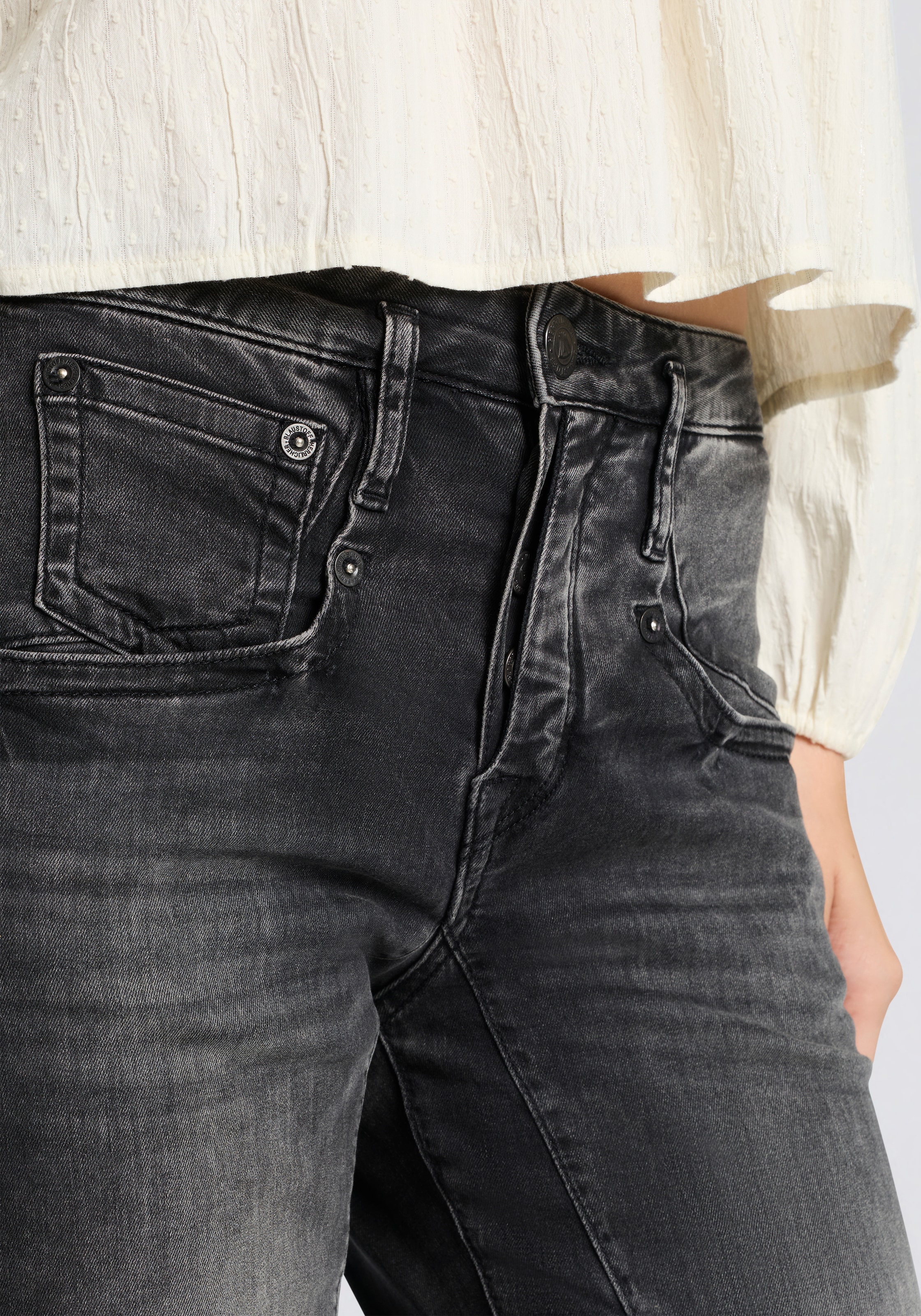 Herrlicher Boyfriend-Jeans »Shyra Tap Denim Black Light« mit halb verdeckter Knopfleiste