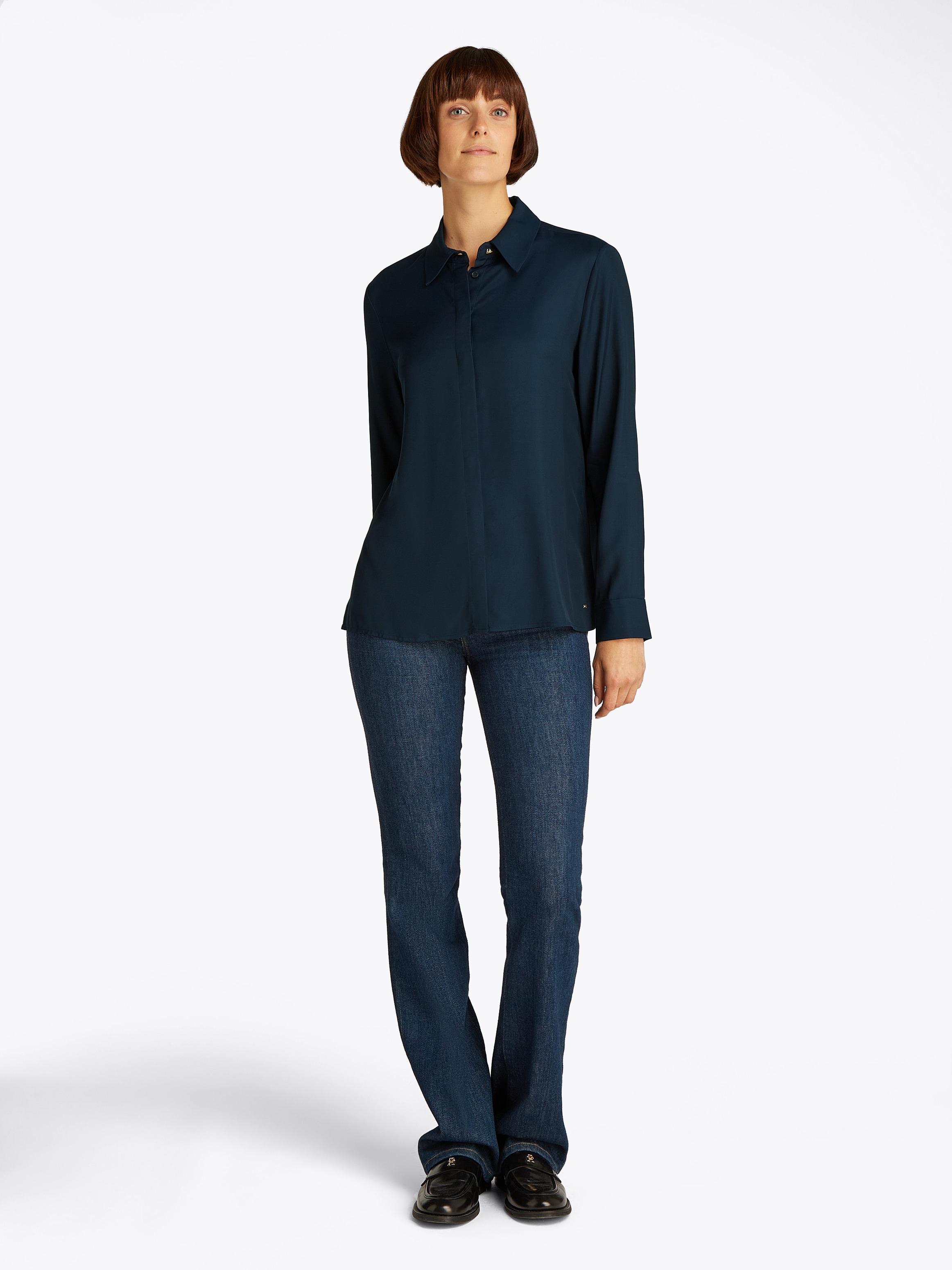 Tommy Hilfiger Hemdbluse »SOFT VISCOSE REGULAR LS SHIRT«, in Unifarbe, mit Metalllabel