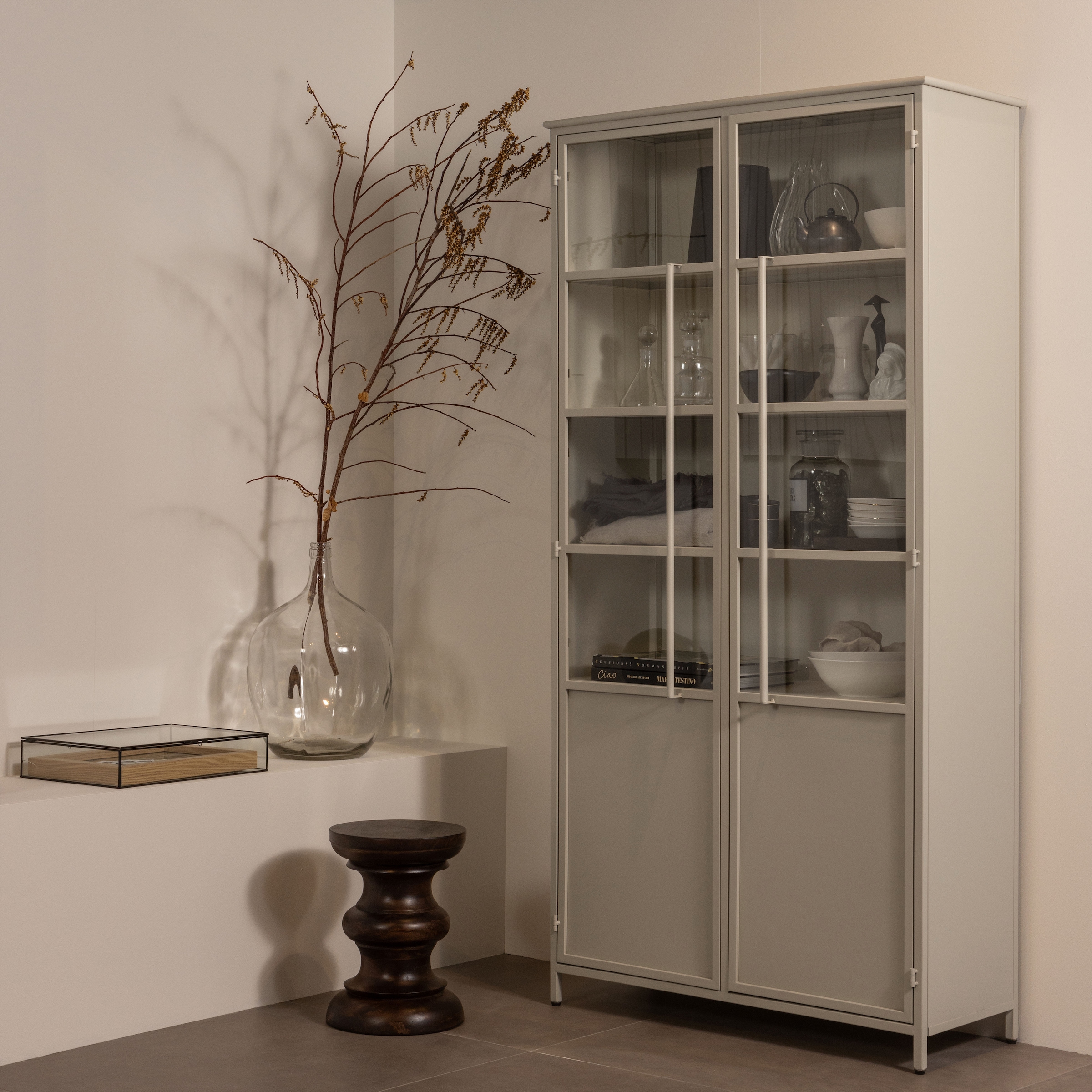 WOOOD Vitrine »EXHIBIT XL mit 2 Glastüren  METALL« Die Vitrine Exhibit aus mattem Metall bietet 5 robuste Einlegeböden.