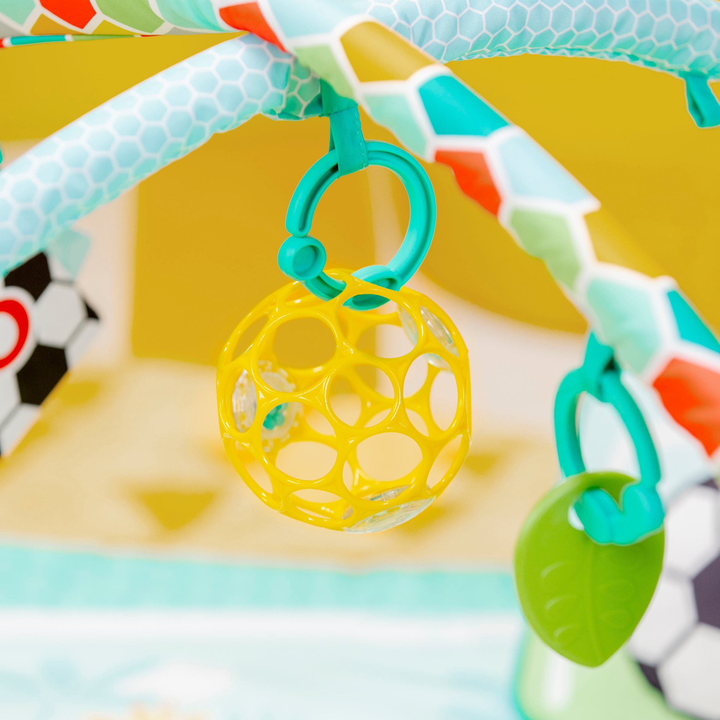 Bright Starts Spielbogen »Grip & Kick Activity Gym«, mit Licht- und Soundeffekt
