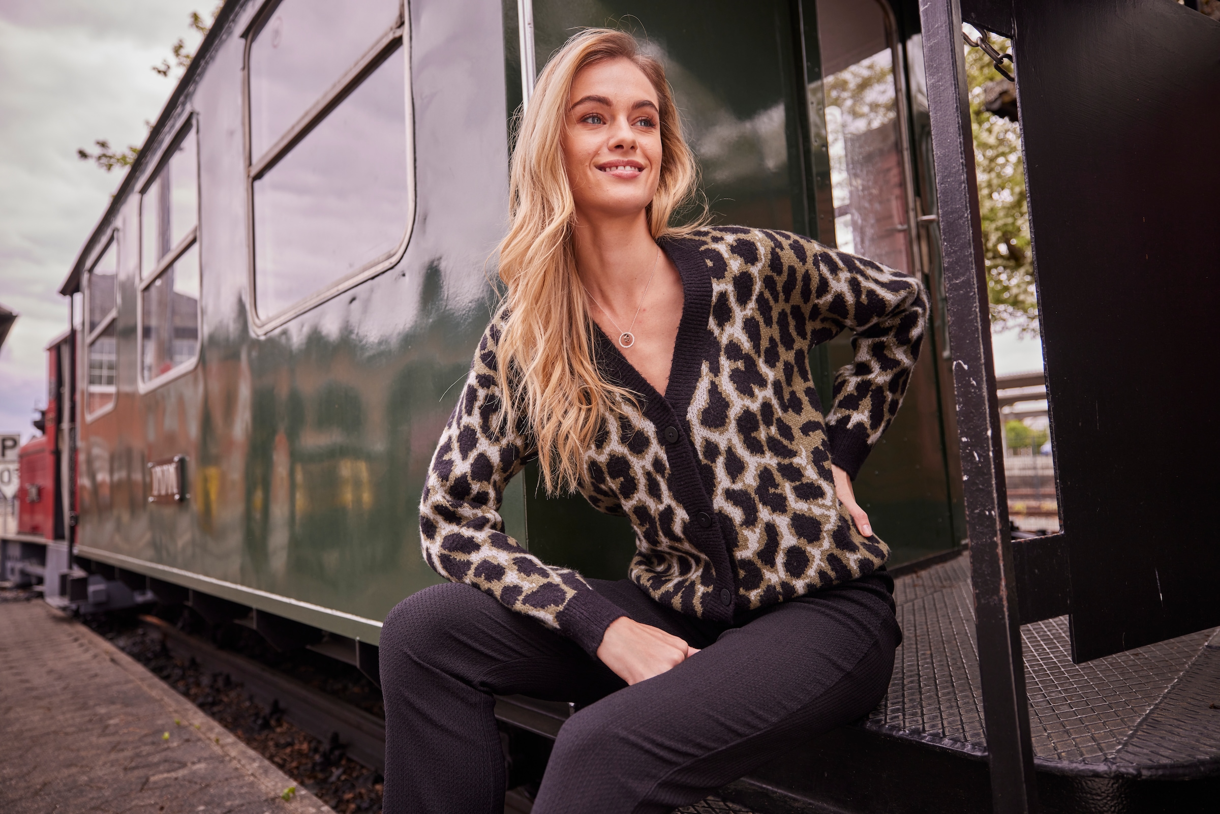 Aniston CASUAL Strickjacke, im trendfarbigen Leo-Muster - NEUE KOLLEKTION