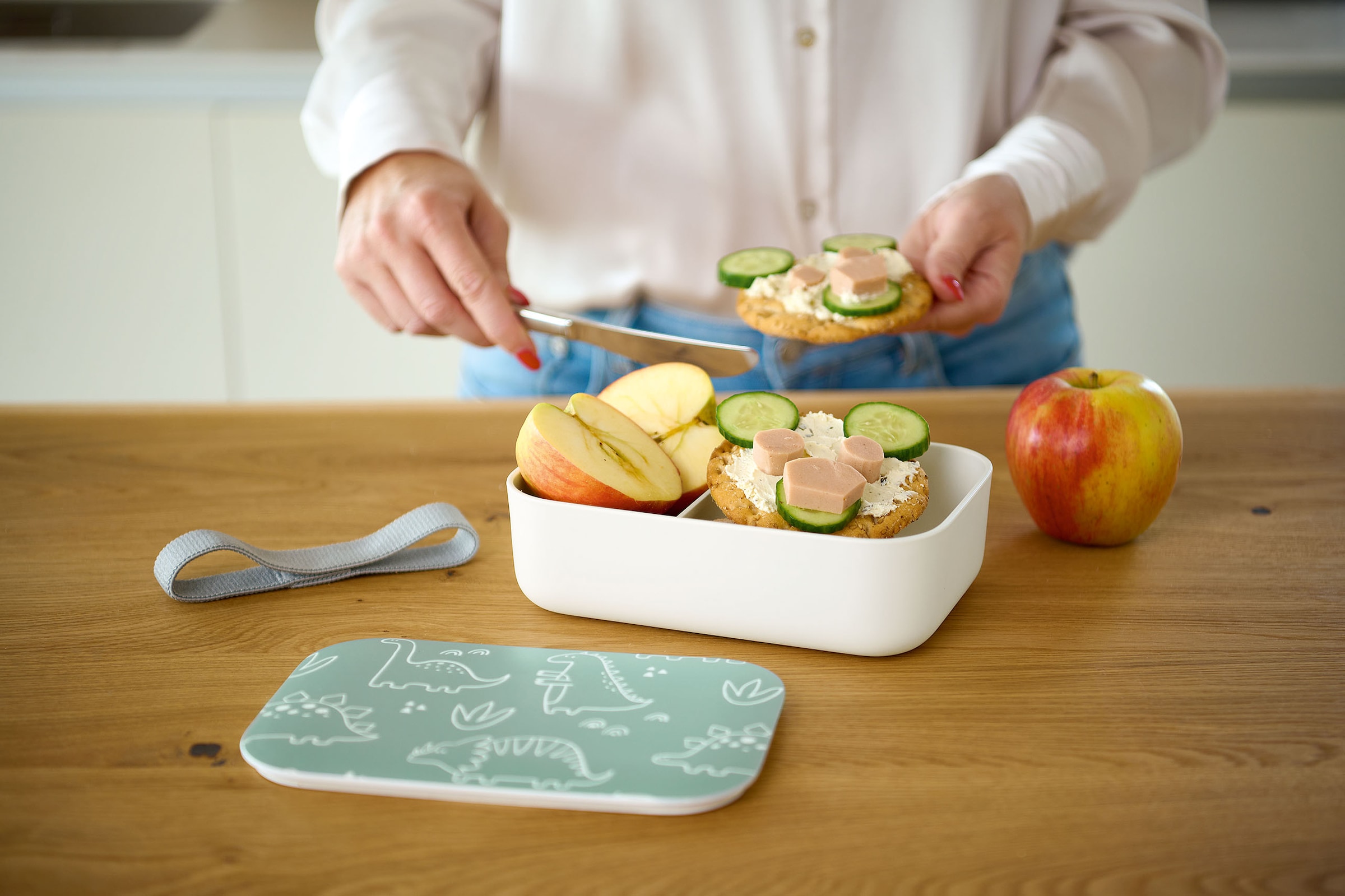 Zeller Present Lunchbox »Dino«, (2 tlg.), Deckel mit Silikonring f. luftdichtes Verschließen, Trenneinsatz