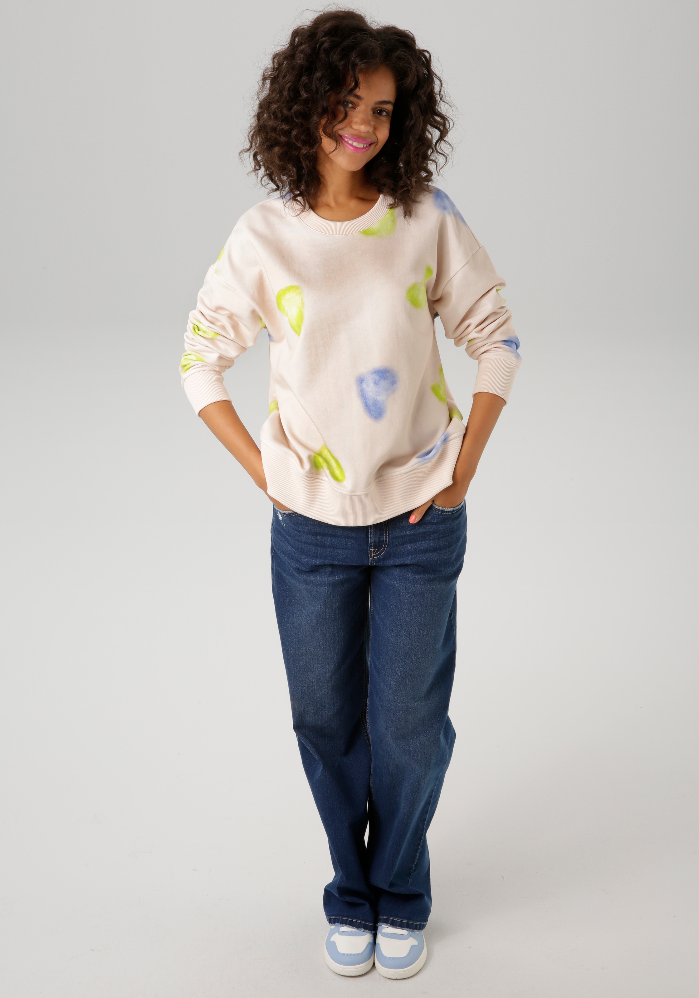Aniston CASUAL Sweatshirt, mit Batik-Herzen bedruckt