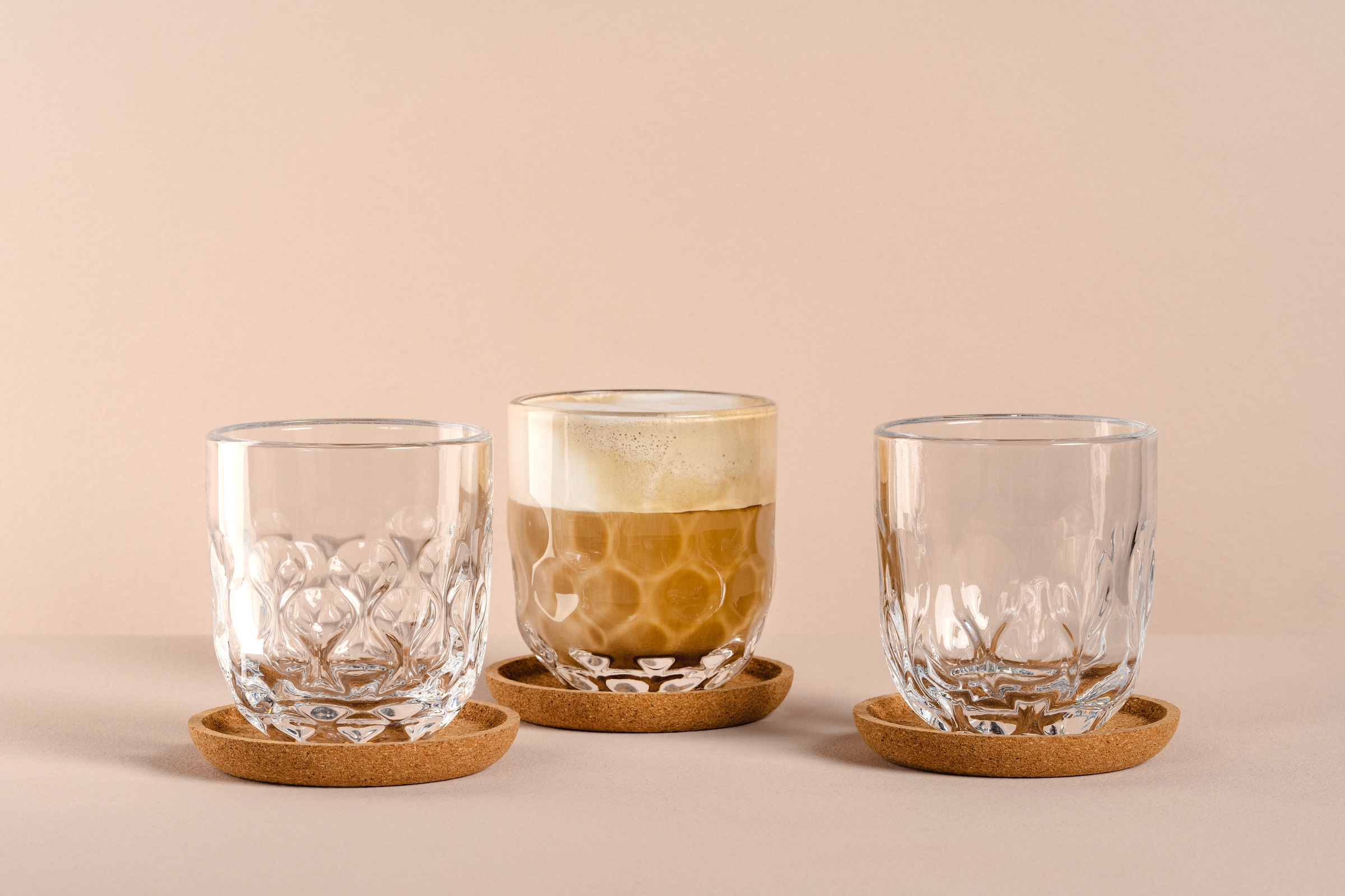 LEONARDO Gläser-Set »Kaffee-Set GOCCE, 220 ml, 6-teilig«, (Set, 6 tlg.), 3 Gläser mit unterschiedlichem Tropfenrelief, inkl. Kork-Untersetzer