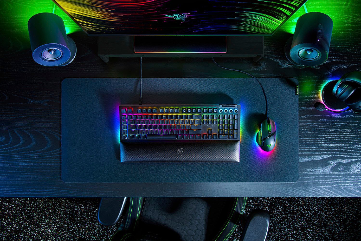 RAZER Tastatur »BlackWidow V4 DE« (Funktionstasten | Handgelenkauflage | Lautstärkeregler | Makro-Tasten | Multimedia-Tasten | Profil-Speicher | USB-Anschluss | Ziffernblock)