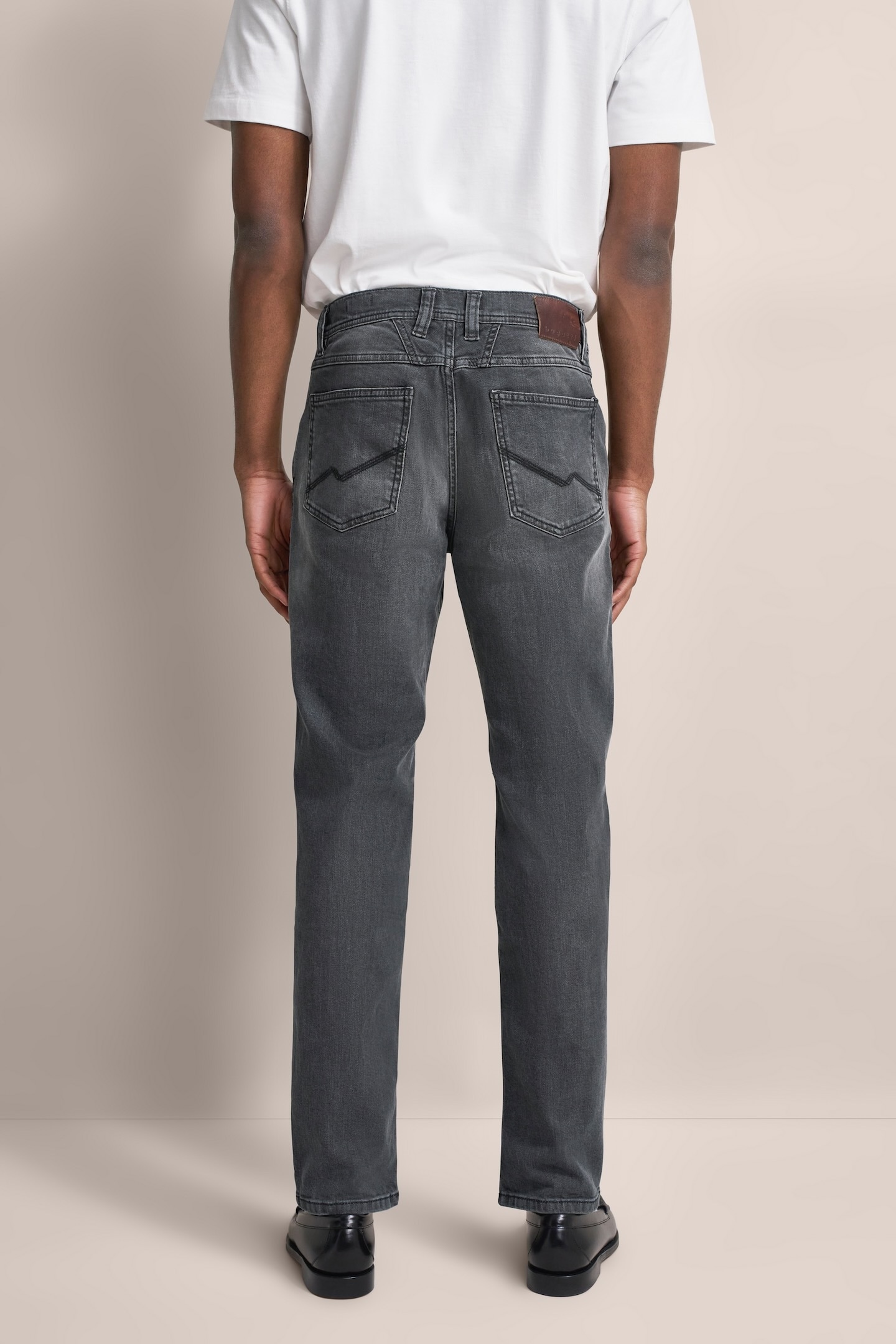 bugatti 5-Pocket-Jeans, mit einem leichten Used-Look