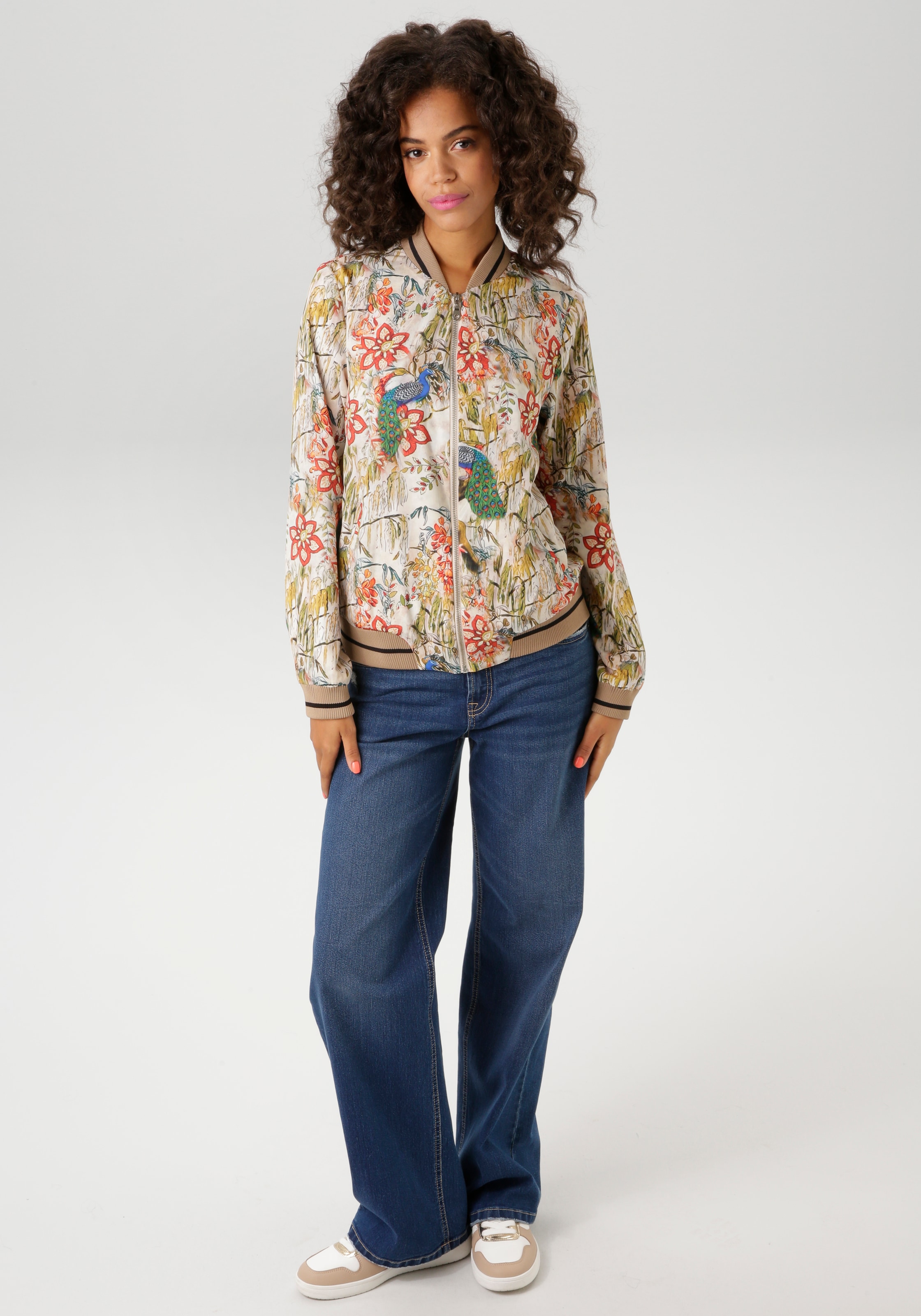 Aniston CASUAL Blouson, mit farbenfrohen Pfauen und Blumen bedruckt