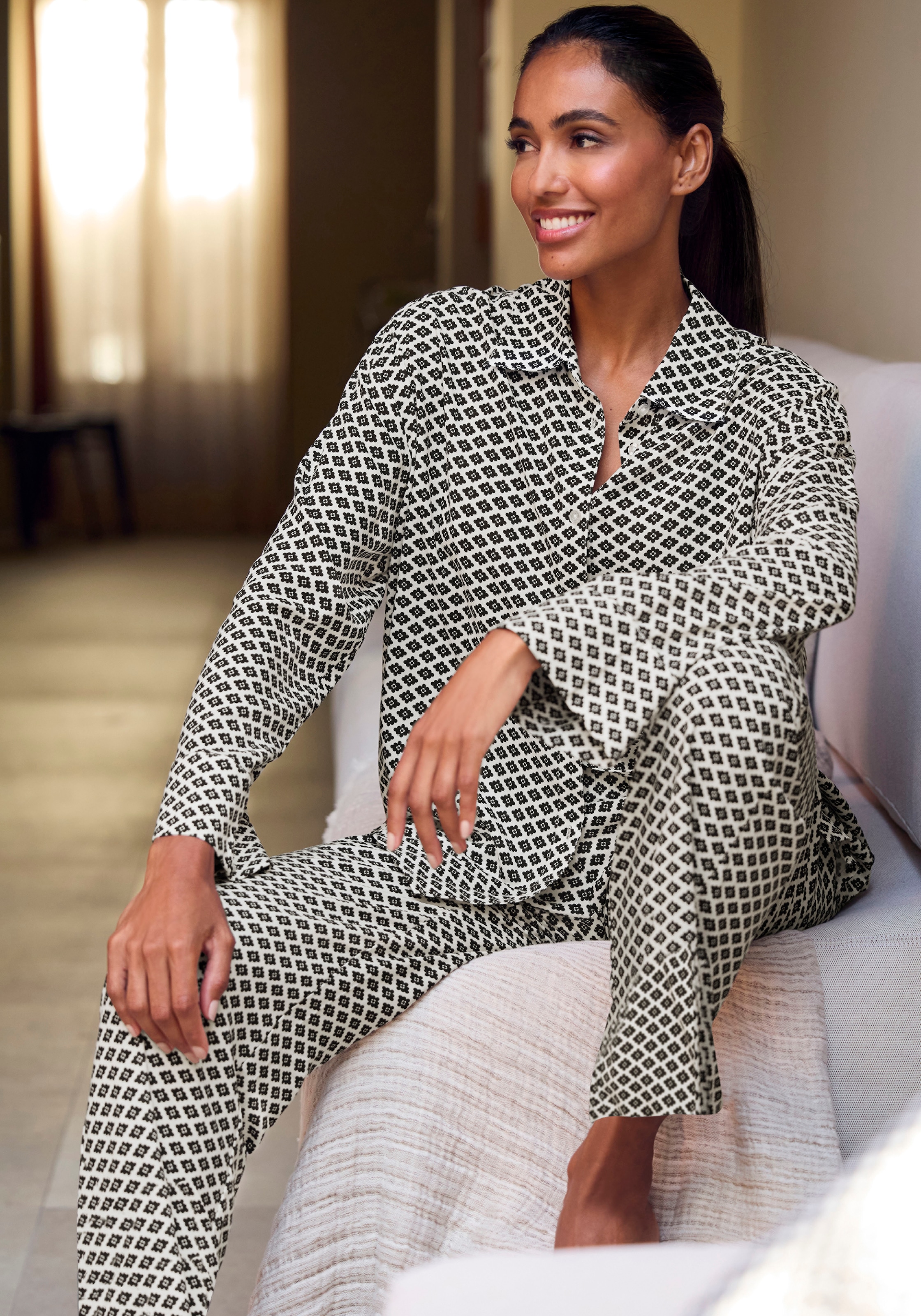 LASCANA Pyjamaoberteil, Mit edlem Allover-Druck
