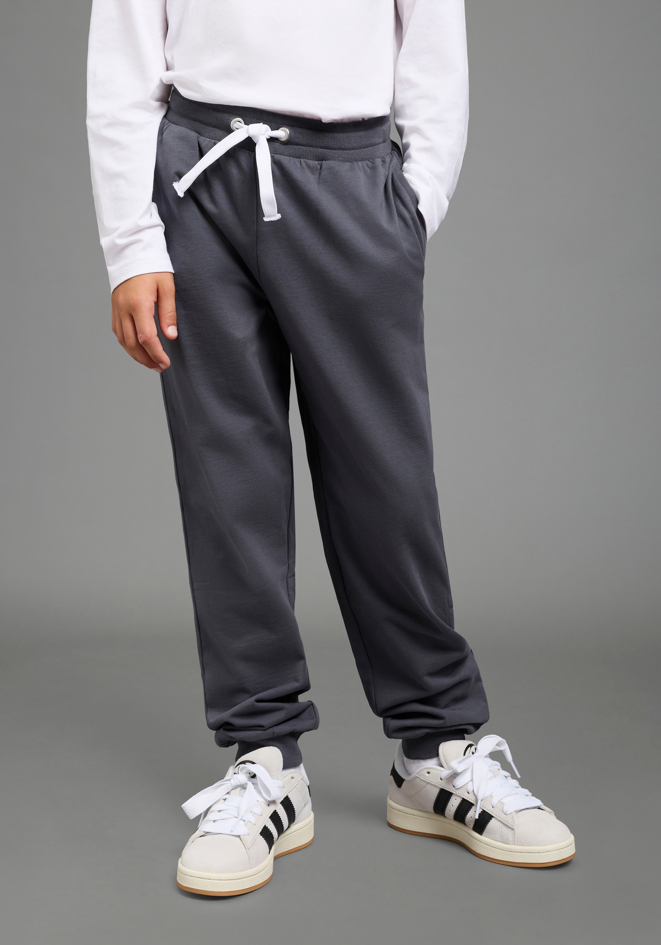 KIDSWORLD Sweathose »2er Pack Jogginghosen«  2 Jogginghosen in einer Packung, lockere Passform