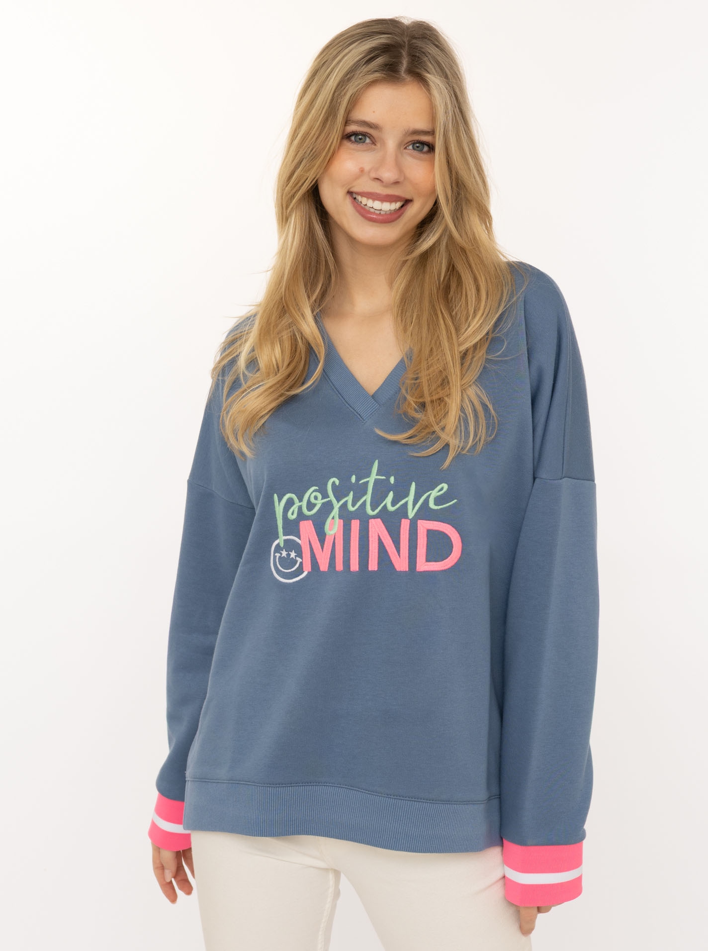 Zwillingsherz Hoodie »"Positive Mind"«, neonfarbenen Bündchen, V-Ausschnitt, Seitenschlitze, Langarm
