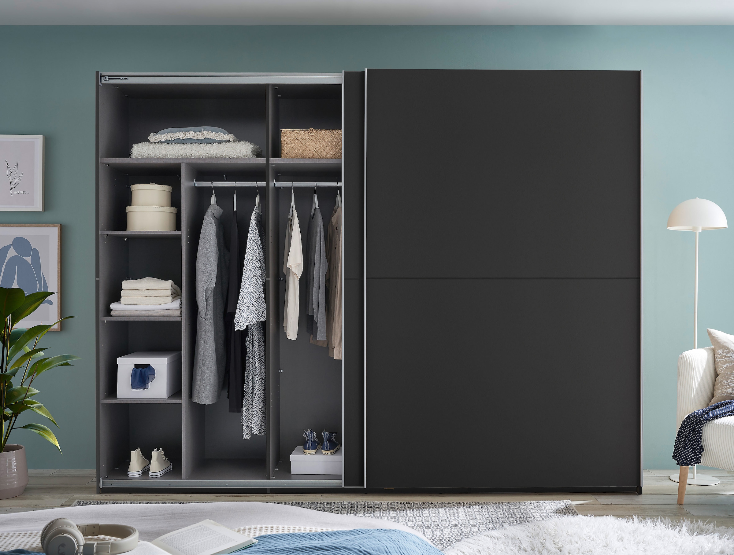 Schlafkontor Schwebetürenschrank »Mesio, 2-türiger Kleiderschrank, Schiebetürenschrank mit viel Stauraum« inklusive Hoteleinteilungen außen und Einlegeböden oben