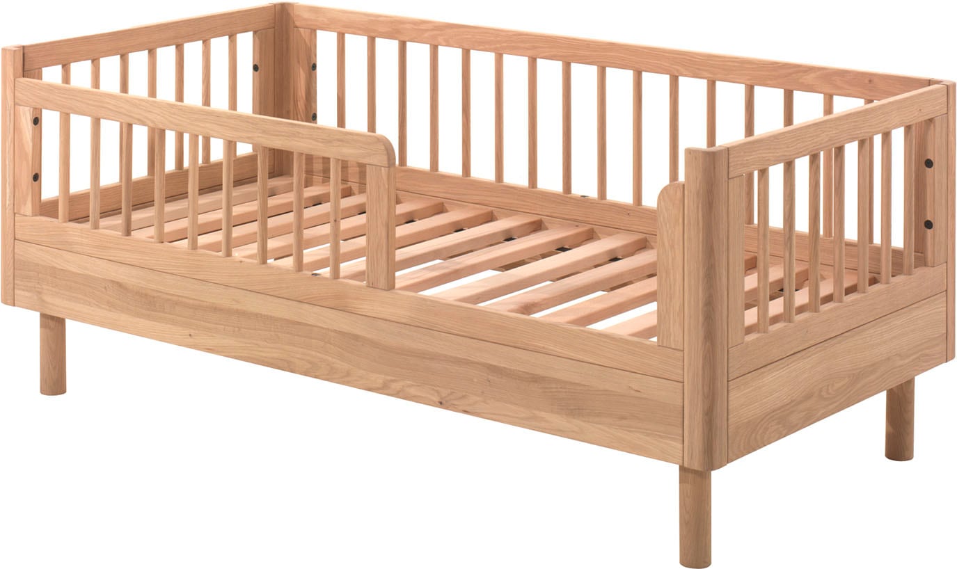 Home affaire Kinderbett »stabil und hochwertig gebaut, Kanten gerundet, mit Rausfallschutz«, 70/140 cm, inkl. Lattenrost, aus massiver Eiche natur geölt