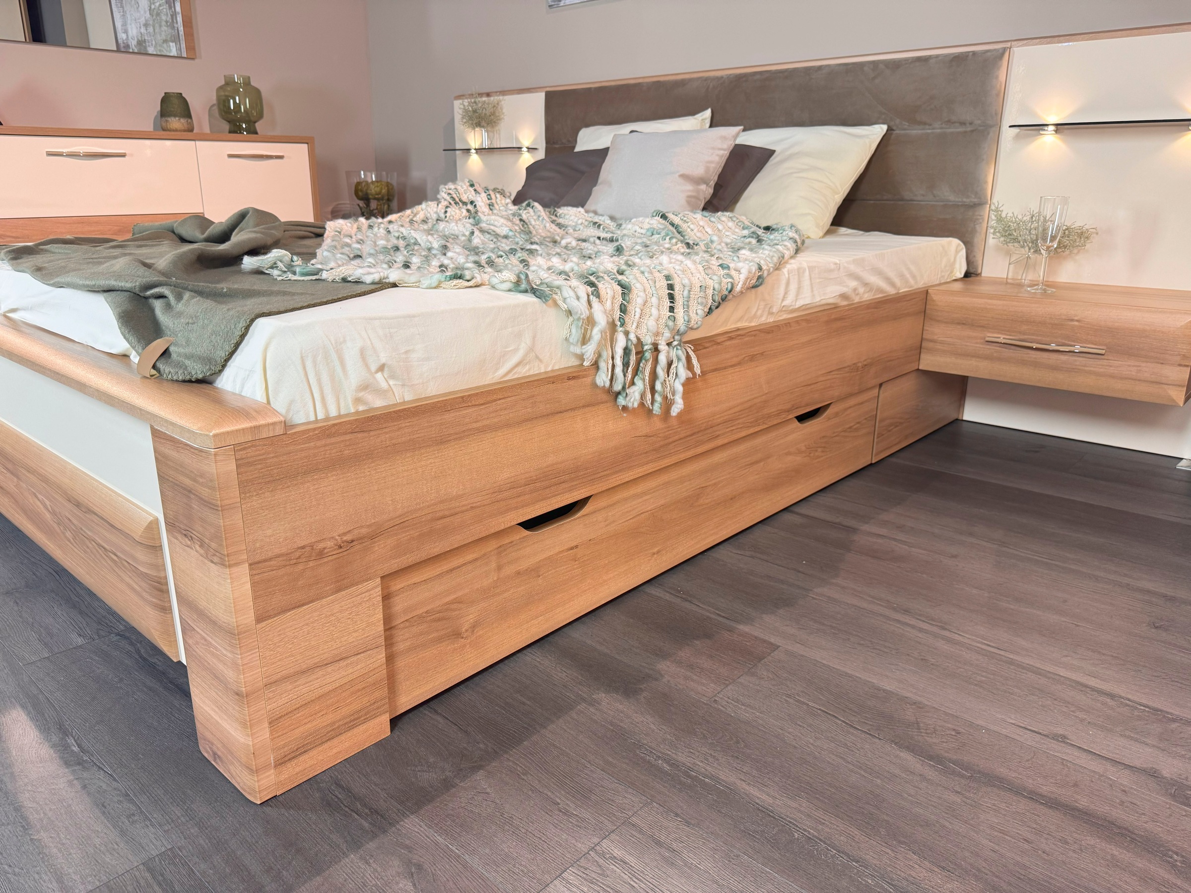 Home affaire Bettgestell »Gala, 160 oder 180x200cm Liegefläche, FSC-zertifiziert«, (optional passende Stauraumschubladen und Nachttische erhältlich), bequem gepolstertes Kopfteil, bezogen mit Samtvelours