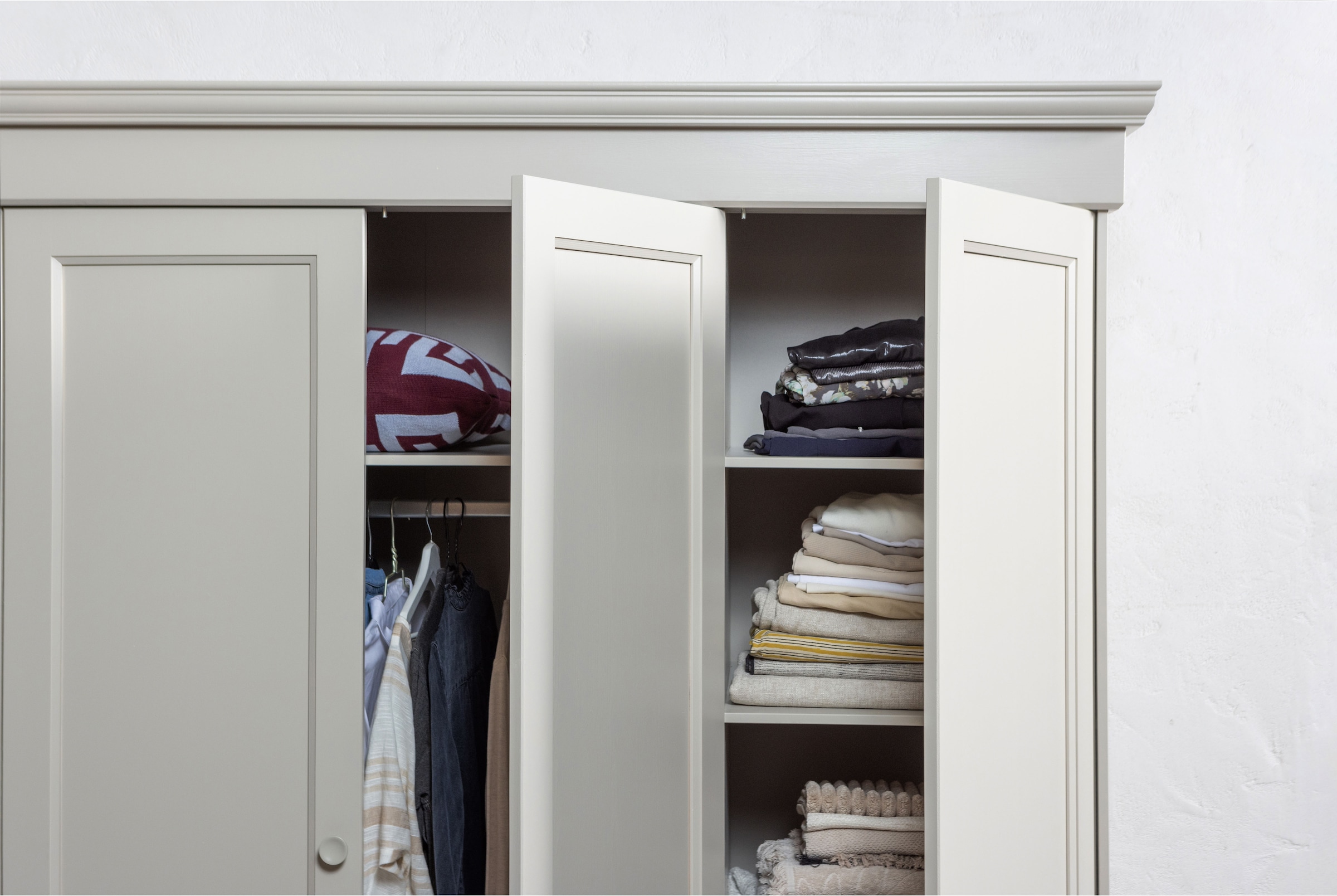 WOOOD Kleiderschrank »WOOOD OLIVIA KLEIDERSCHRANK KIEFER DUST [fsc]« Kleiderschrank Olivia, FSC-Kiefer, viel Stauraum, erweiterbar