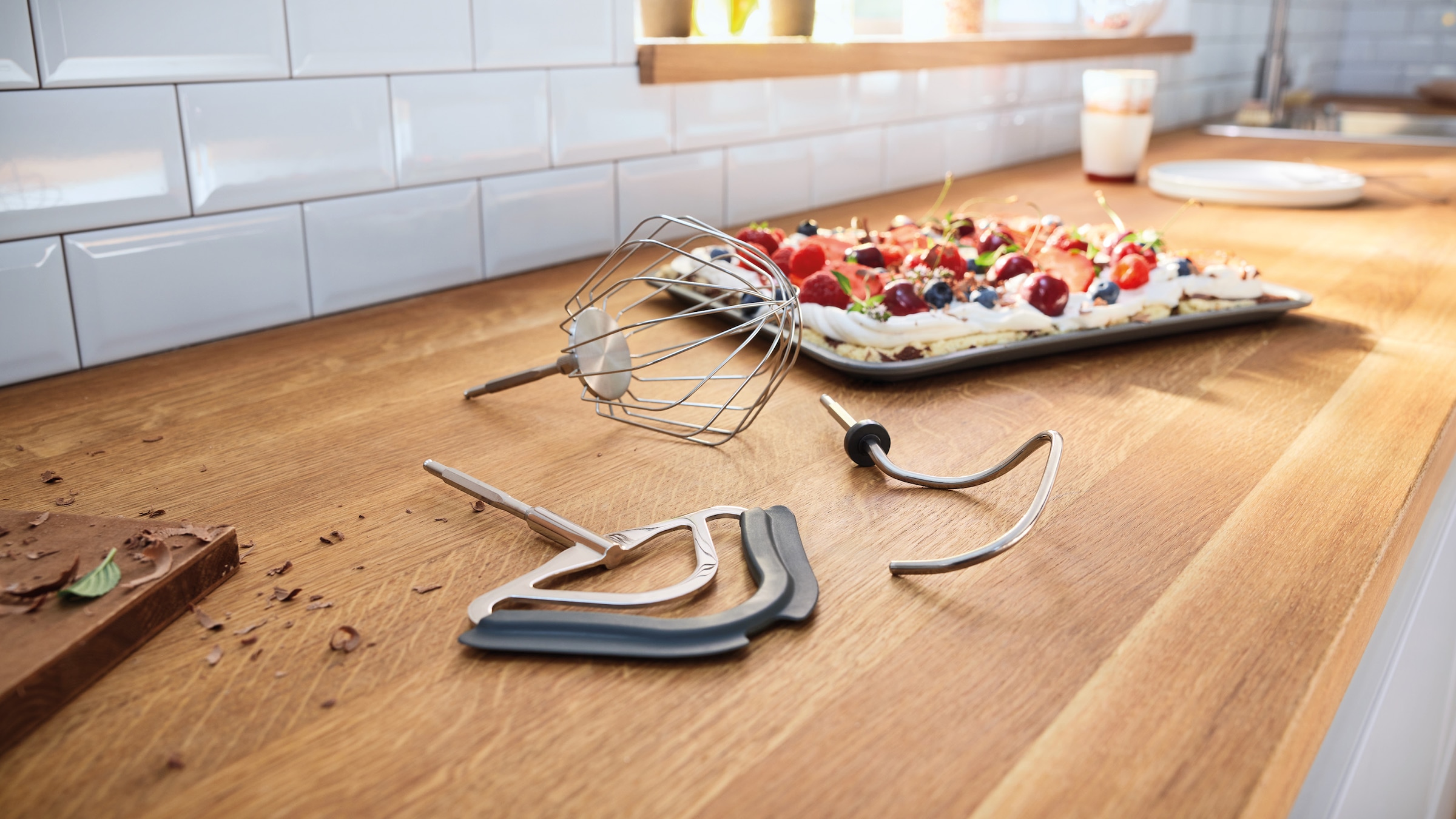 BOSCH Küchenmaschine »Serie 4 MUM5XL74, integrierte Waage, Edelstahlschüssel, Mixer, Weiß« 7 Stufen, Fleischwolf, Würfelschneider, zusätz. Kunststoffschüssel