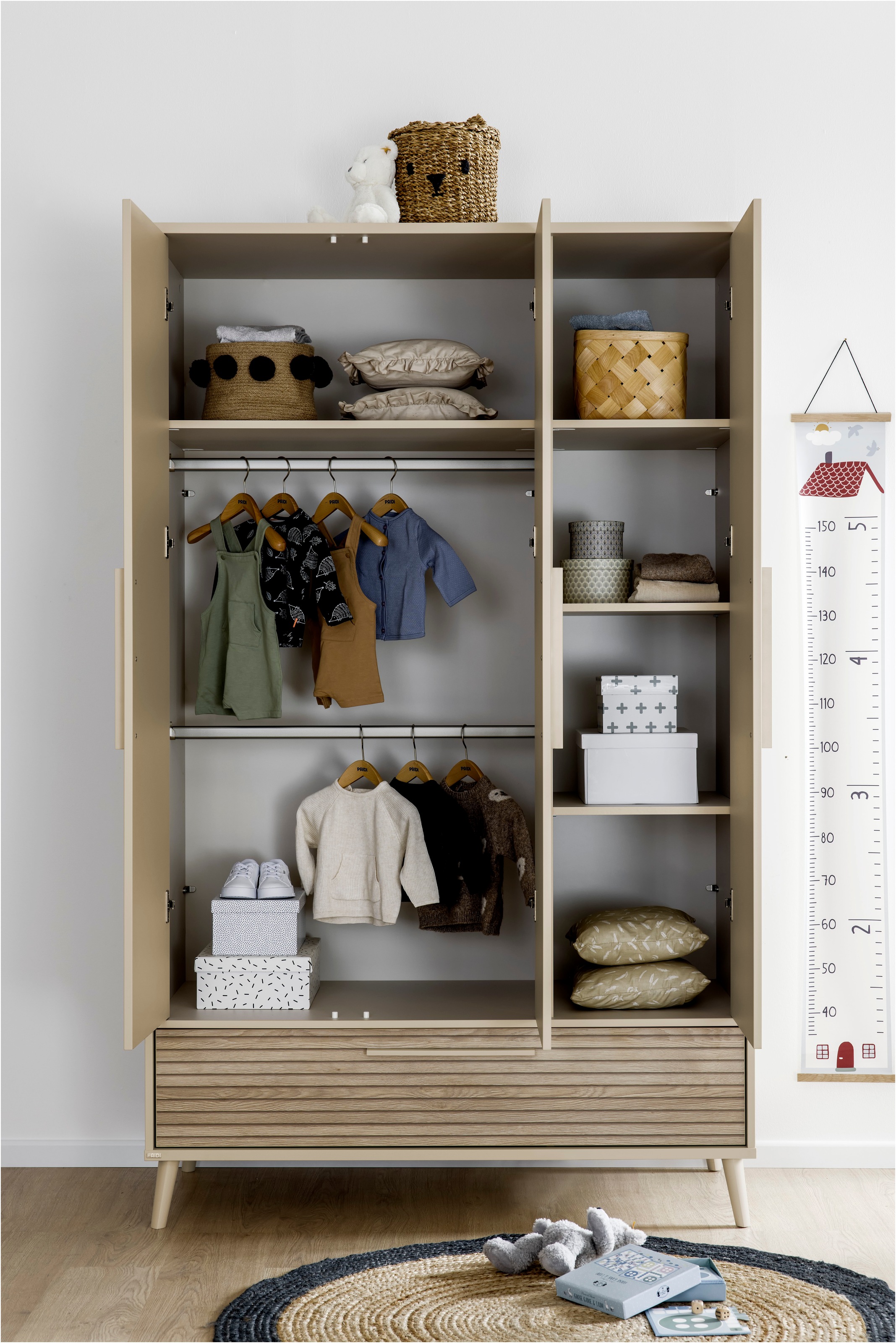 PAIDI Drehtürenschrank »EEFJE Kleiderschrank in modernem Design, Cashmere-Beige mit Groovy-Oak«, (B/H/T ca. 124x204x57cm) maximaler Stauraum), mit großer Schublade, Einlegeböden variabel, zwei Kleiderstangen