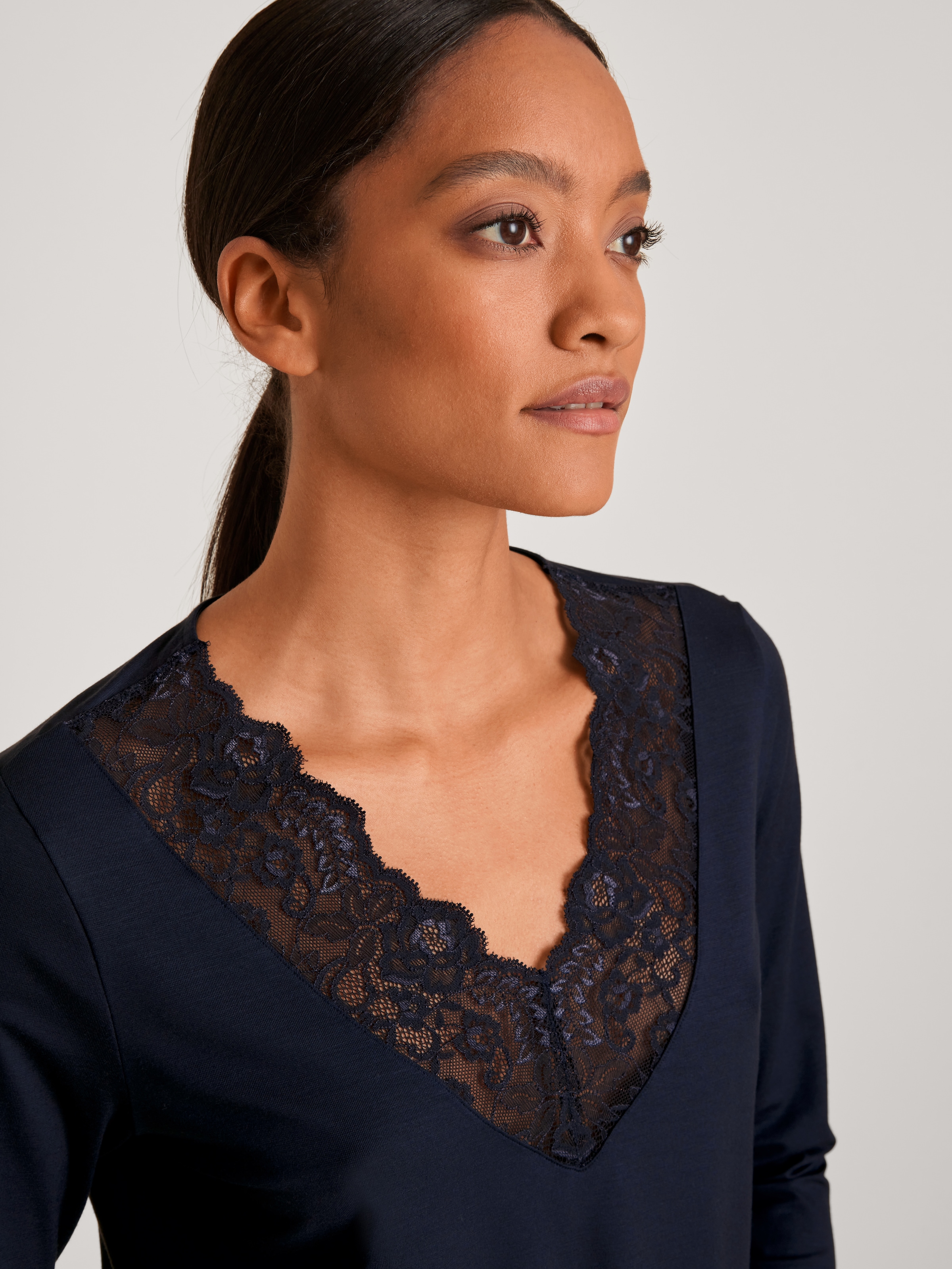 CALIDA Schlafanzug »Elegant Dreams« 2 tlg. Spitze an Ausschnitt und Bündchen, Single Jersey, elastisch, weich