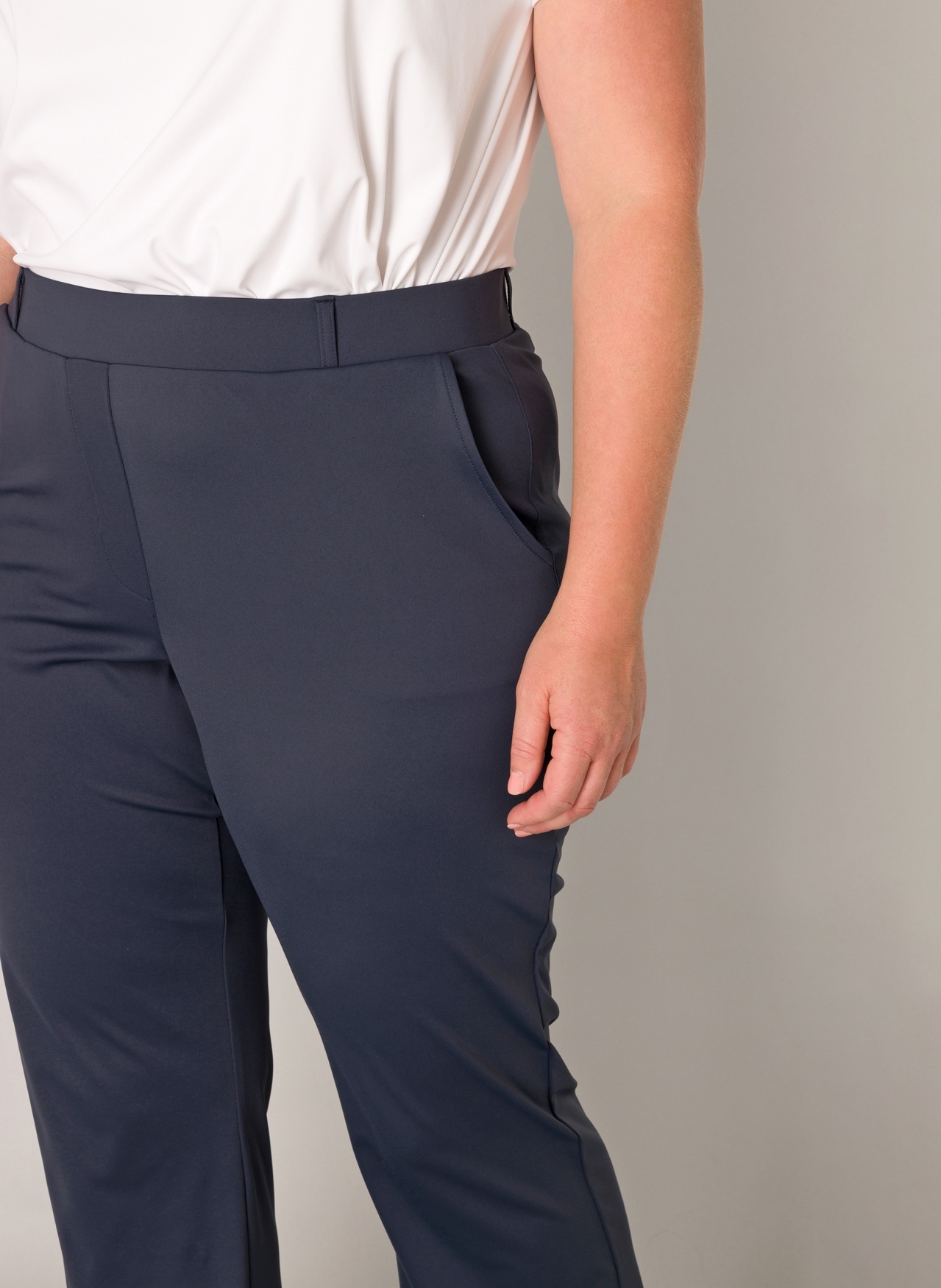 Base Level Curvy Stoffhose »Lori«, mit Stetch und leichtem Schlag