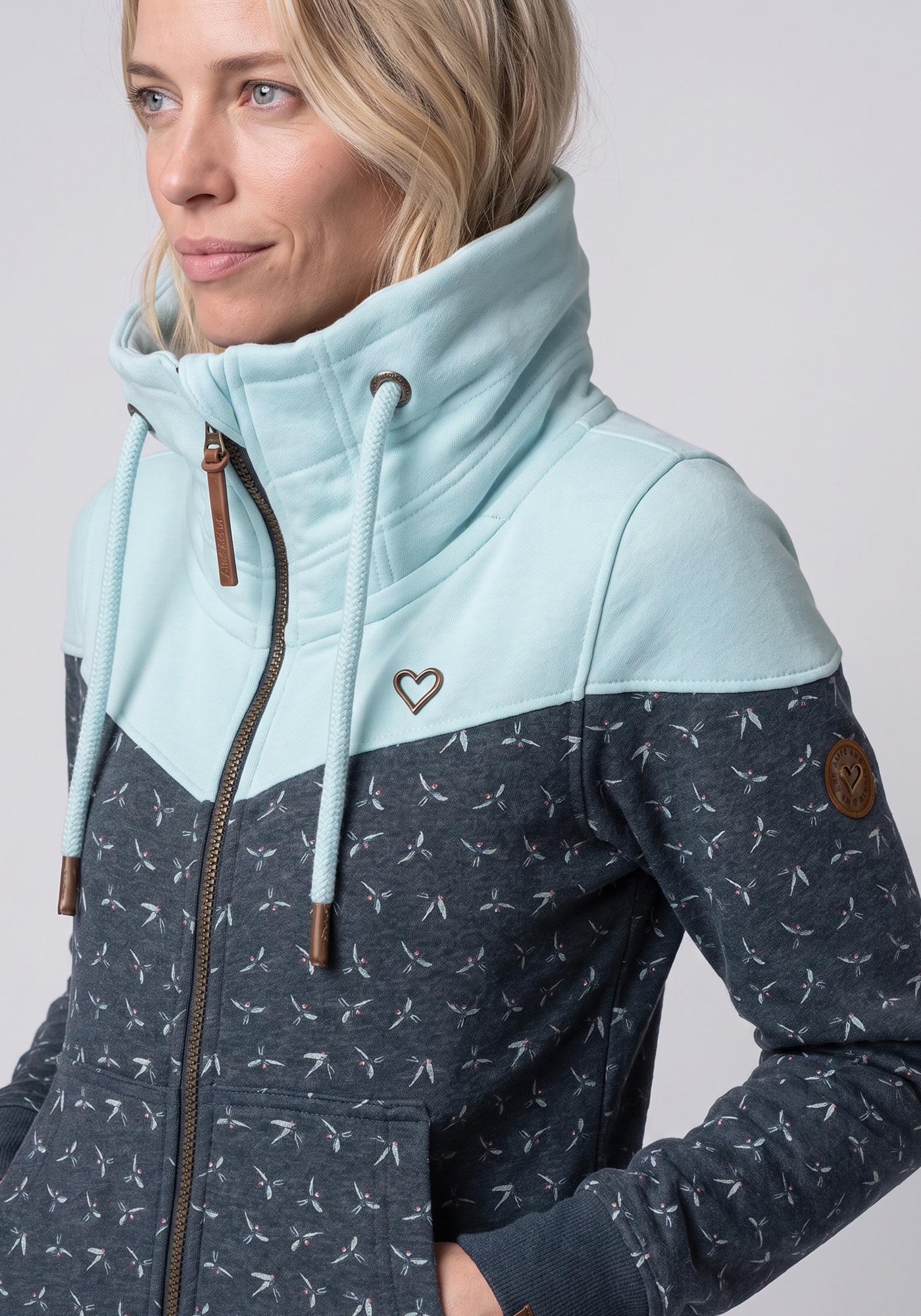Alife & Kickin Sweatjacke »ValinaAK B« mit hohem regulierbaren Stehkragen in toller Sweat-Qualität