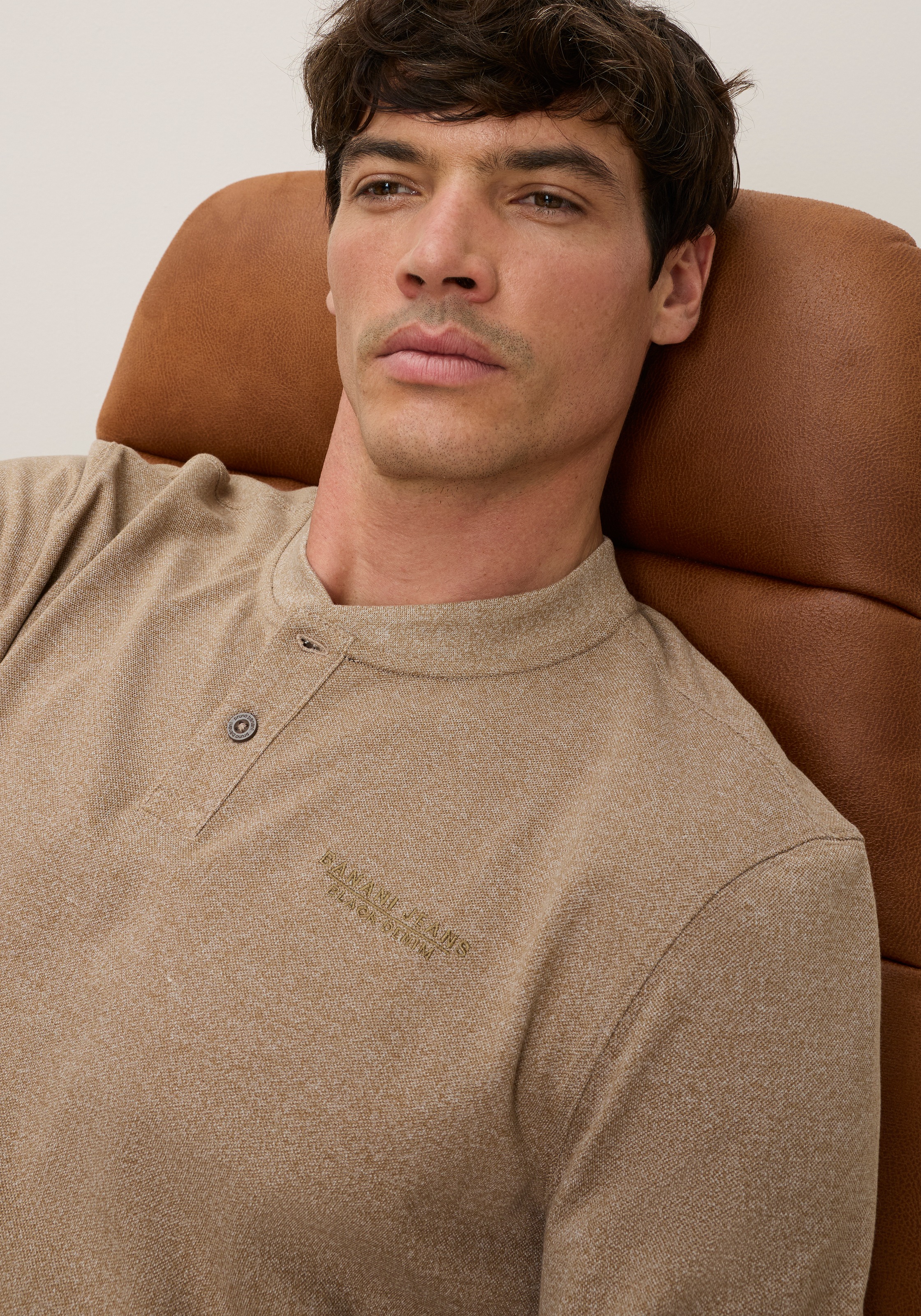 Bruno Banani Henleyshirt Geschmeidige melierte Jersey-Qualität mit markantem Henley-Ausschnitt
