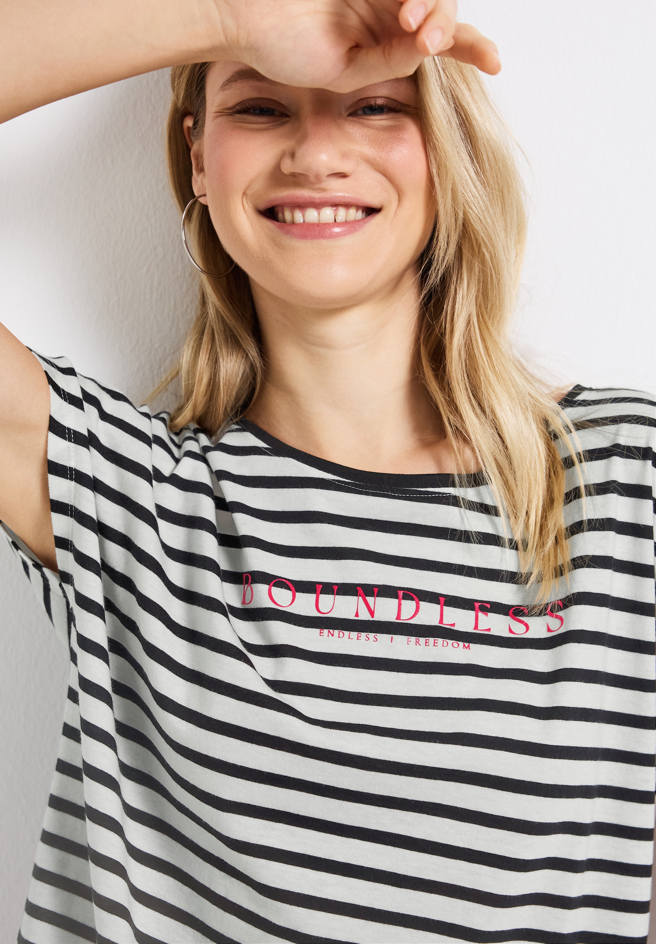 STREET ONE Kurzarmshirt, im Streifen-Look mit Wording
