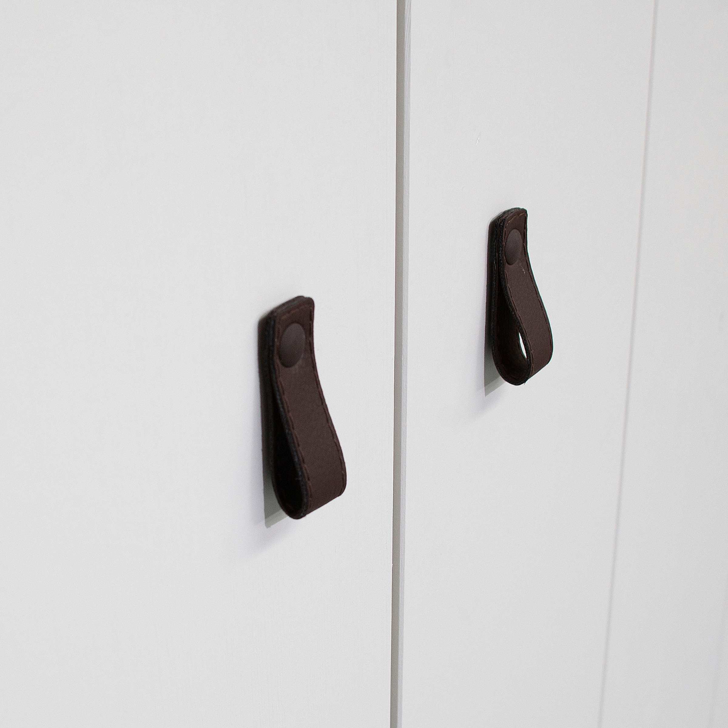 WOOOD Garderobenschrank »Ties FSC®-Kiefernholz gebürstet mit Ledergriffen, H202 x B111 x T55 cm« V-Nuten-Türen, Tragkraft 10 kg pro Einlegeboden, Melamininterieur