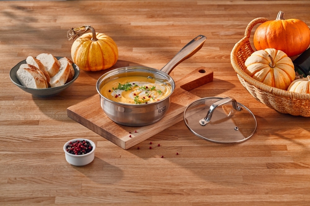 RESTO Kitchenware Kasserolle »Libra, Soßentopf 1,4 l, energiesparend und spülmaschinenfest«, Edelstahl 18/10, (2 tlg.), mit hitzebeständigem Glasdeckel und Griff